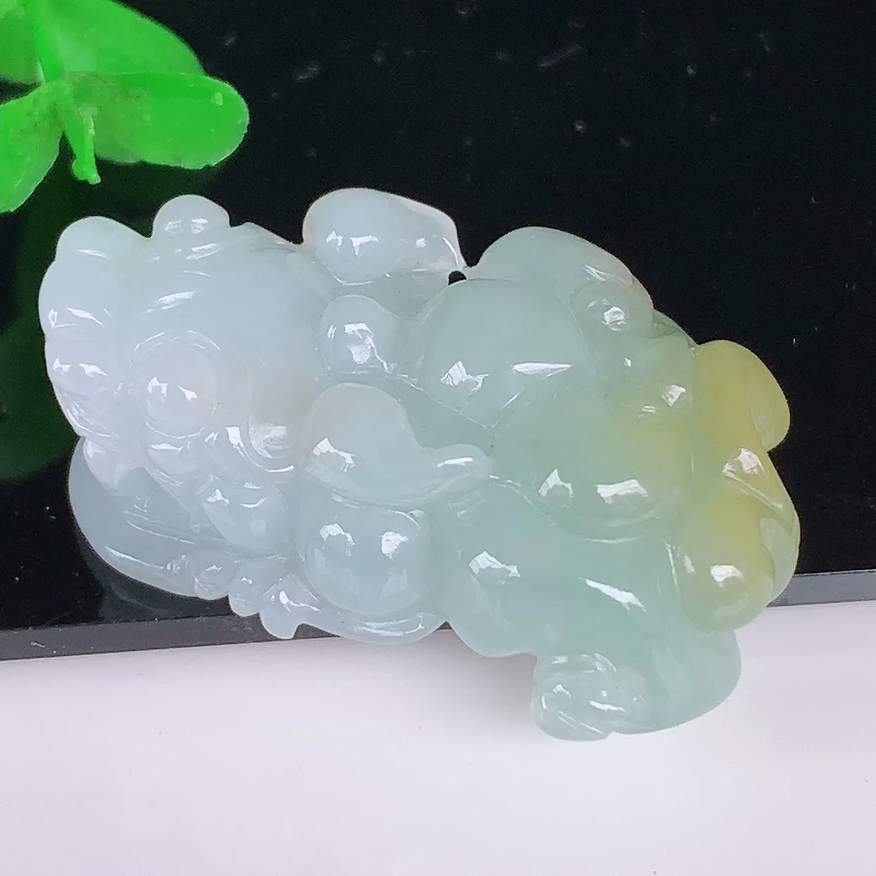 自然光实拍，冰润冰糯种黄翡翡翠招财貔貅吊坠，民间有“一摸貔貅运程旺盛，再摸貔貅财运滚滚，三摸貔貅平步青云 ”的美好祝愿。#01.22