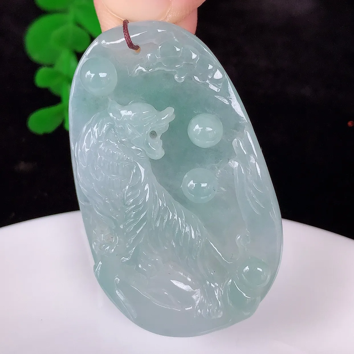 自然光实拍，冰润冰种飘绿翡翠虎虎生威吊坠，种老水足，翠色灵动，寓意美好，佩戴时尚出众！#57.22