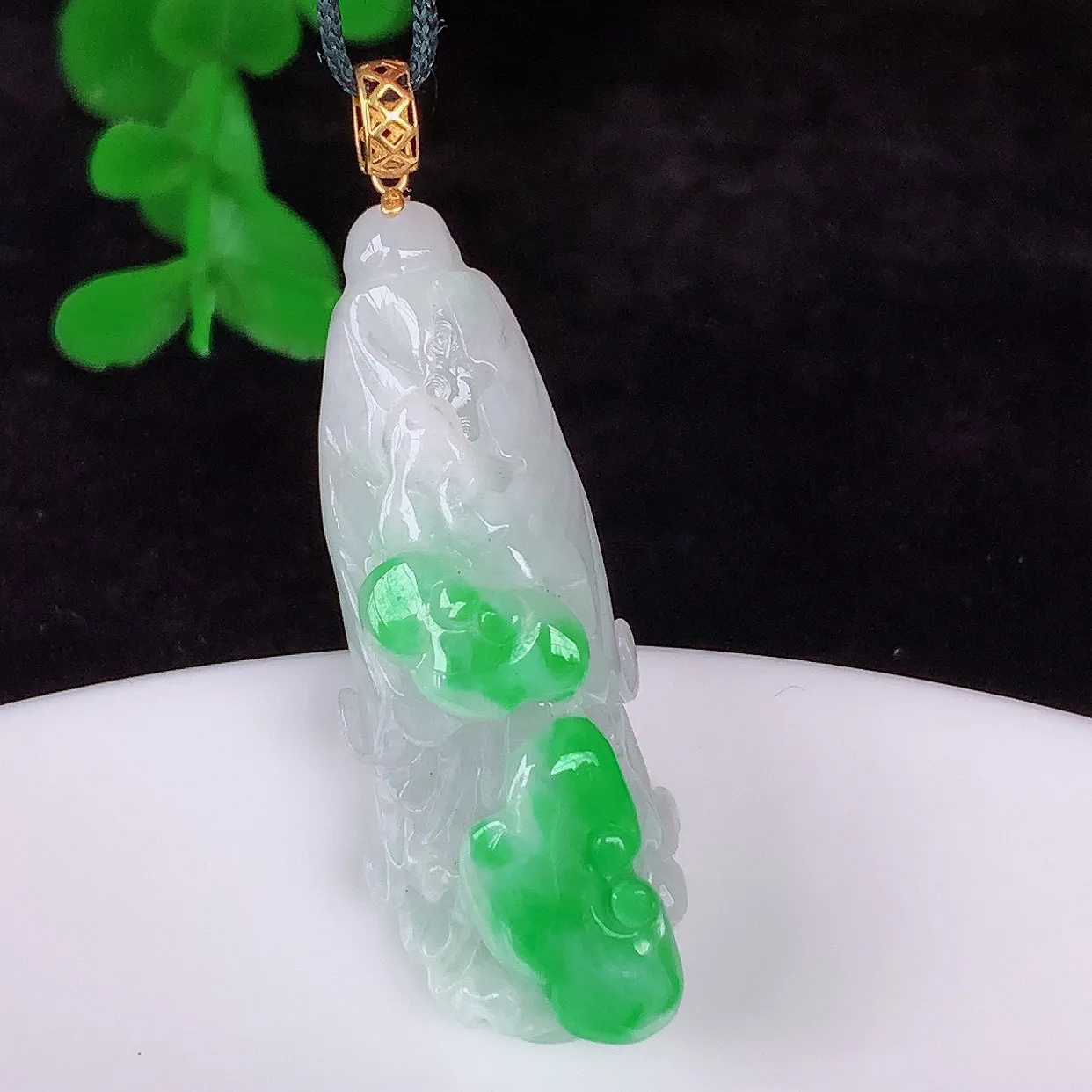 自然光实拍，18K金镶嵌冰润冰糯种飘阳绿翡翠招百财白菜吊坠，百财聚来，财源滚滚，色泽鲜艳，精工水润的白菜，性价比高！#1.22