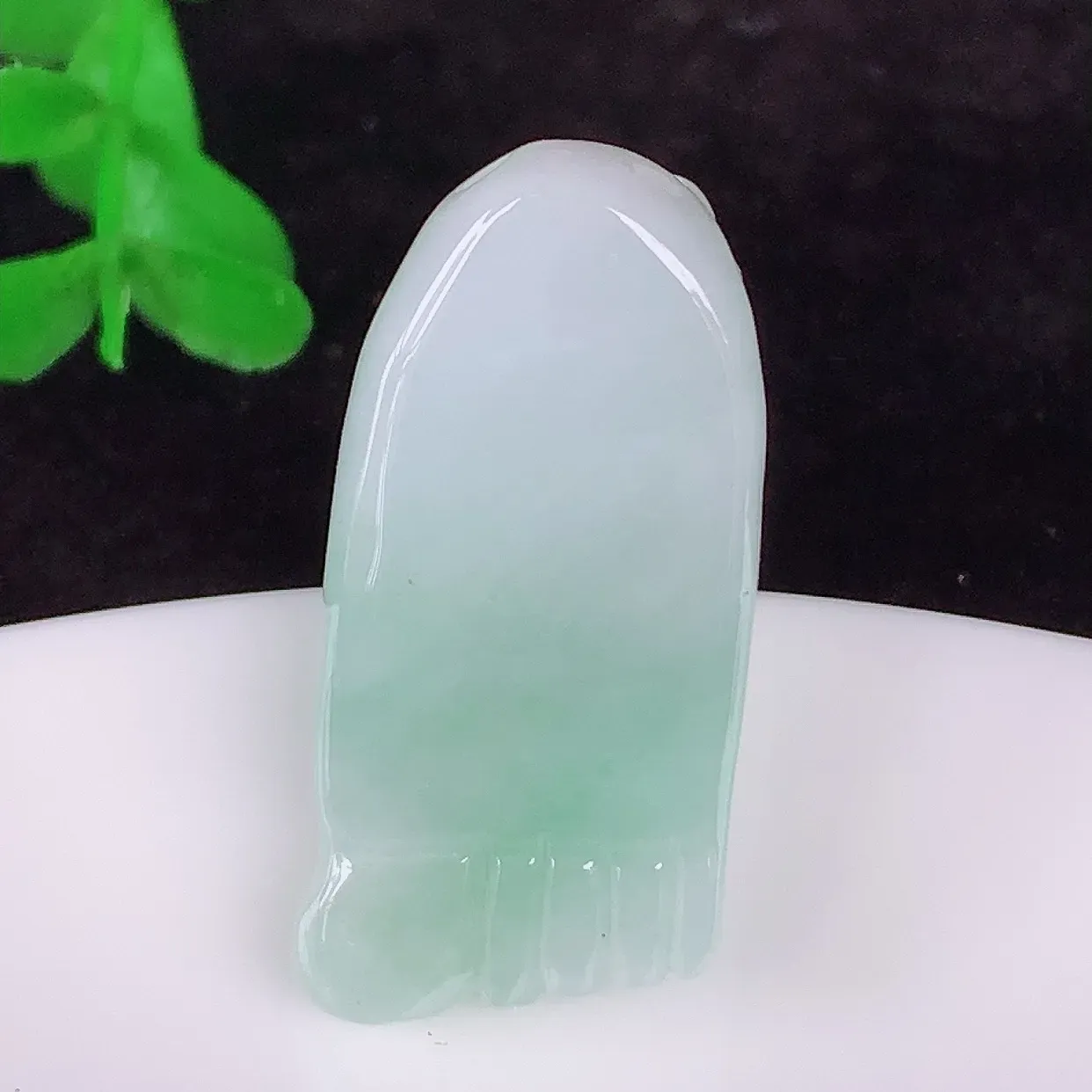 自然光实拍，冰润冰糯种飘绿翡翠知足常乐吊坠，种老水足，翠色灵动，寓意美好，佩戴时尚出众！#87.22