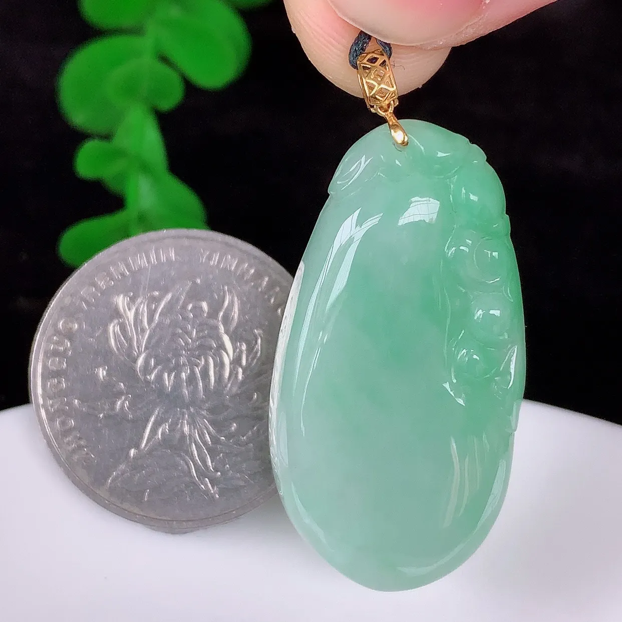 自然光实拍，18K金镶嵌冰润冰糯种飘绿翡翠招财福瓜吊坠，翡翠福瓜招财瓜，冰润且起胶感，佩戴效果优雅迷人！#00.22