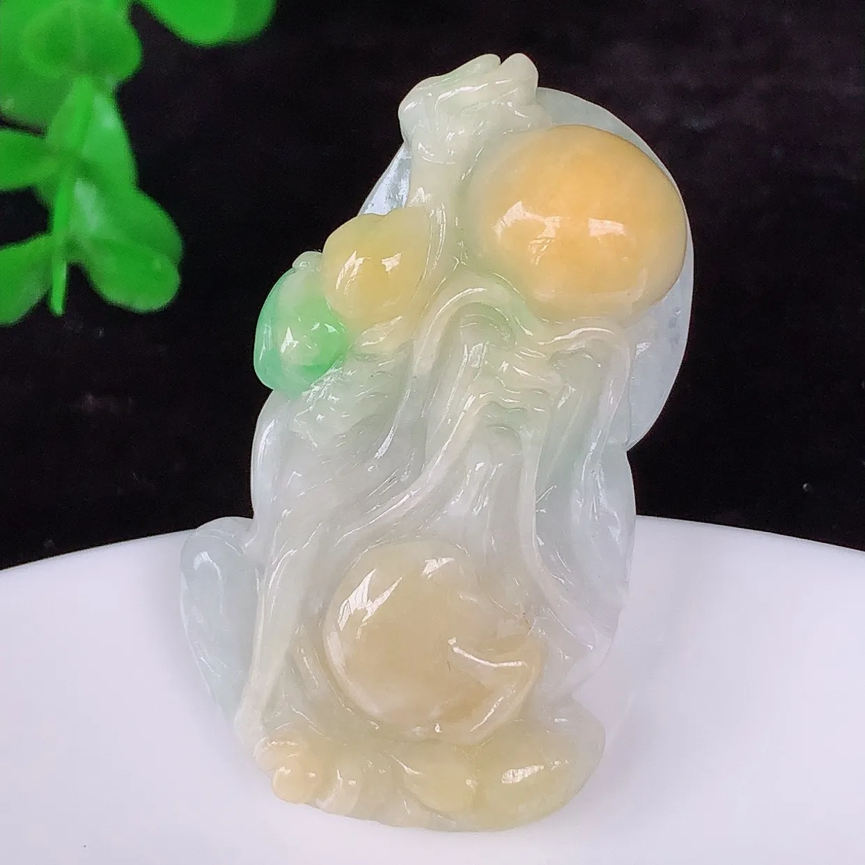 自然光实拍，冰润冰糯种双彩黄加绿翡翠寿星公吊坠，种老水足，翠色灵动，寓意美好，佩戴时尚出众！#87.