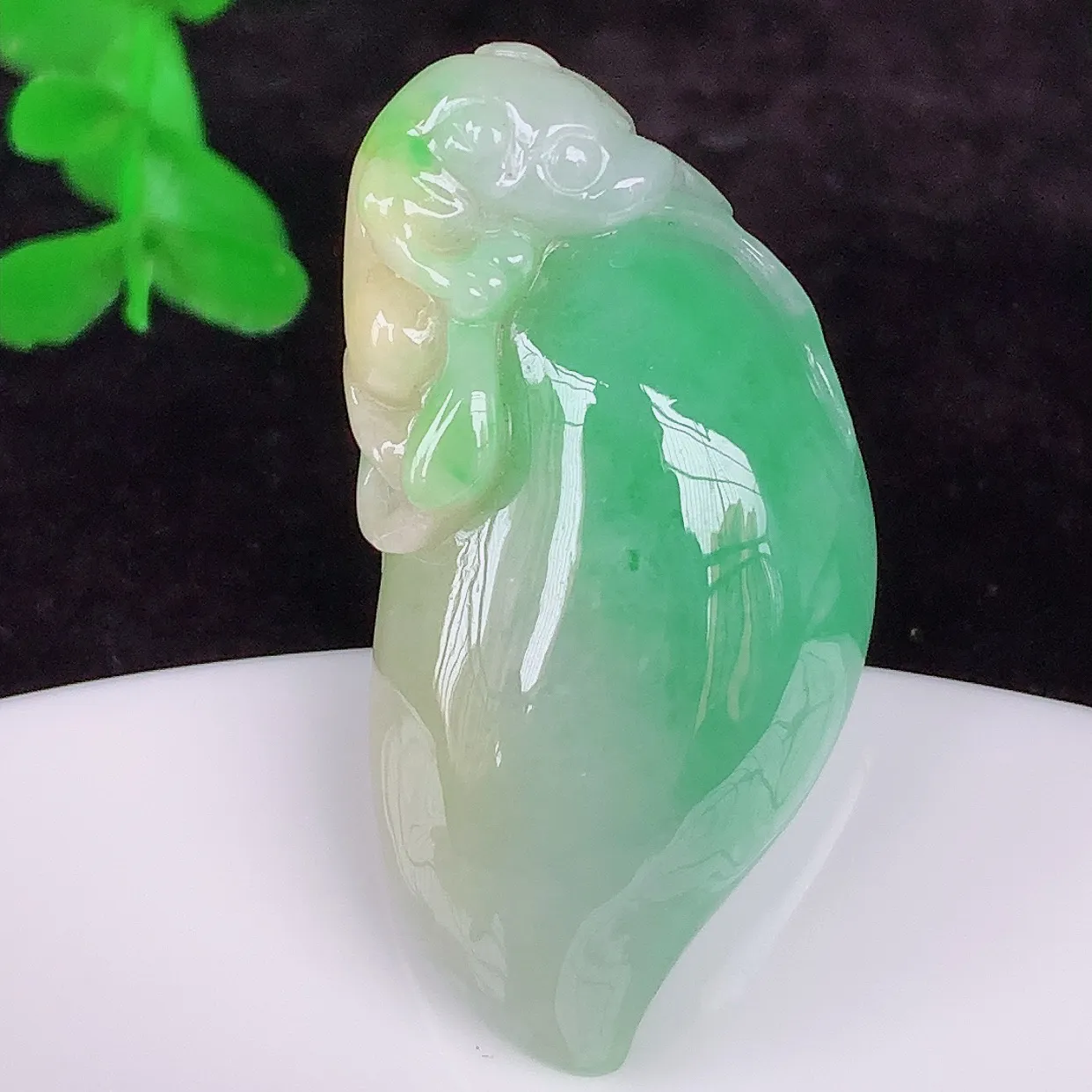 自然光实拍，冰润冰糯种双彩黄加绿翡翠招财福瓜吊坠，翡翠福瓜招财瓜，冰润且起胶感，佩戴效果优雅迷人！#87.22