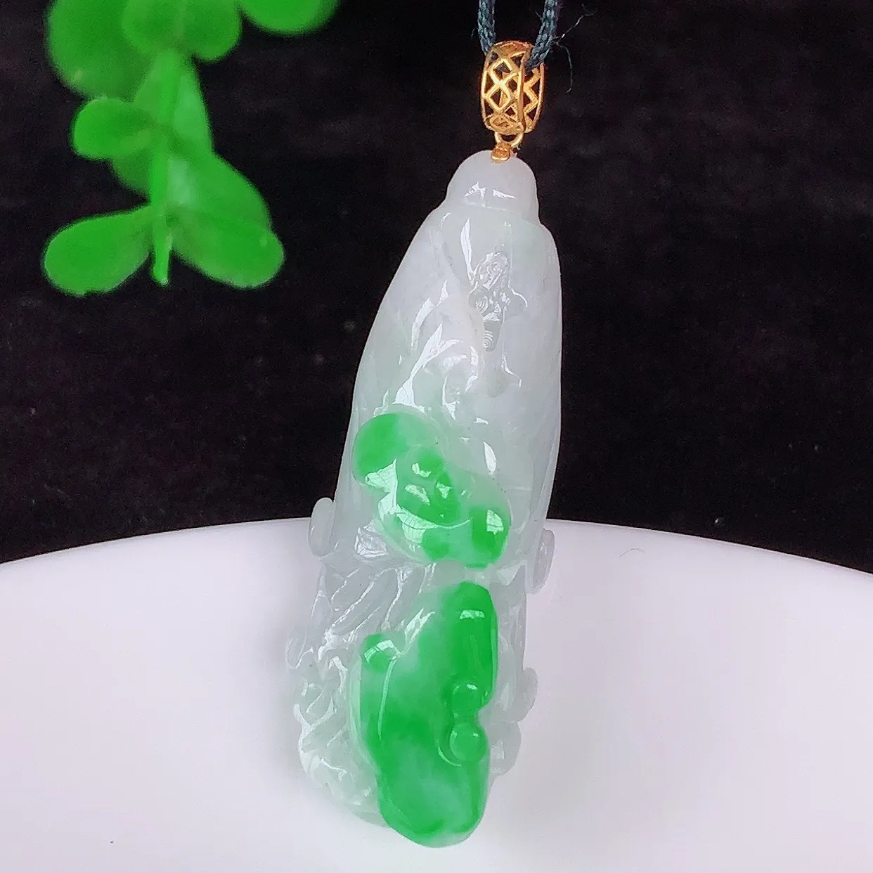 自然光实拍，18K金镶嵌冰润冰糯种飘阳绿翡翠招百财白菜吊坠，百财聚来，财源滚滚，色泽鲜艳，精工水润的白菜，性价比高！#1.22