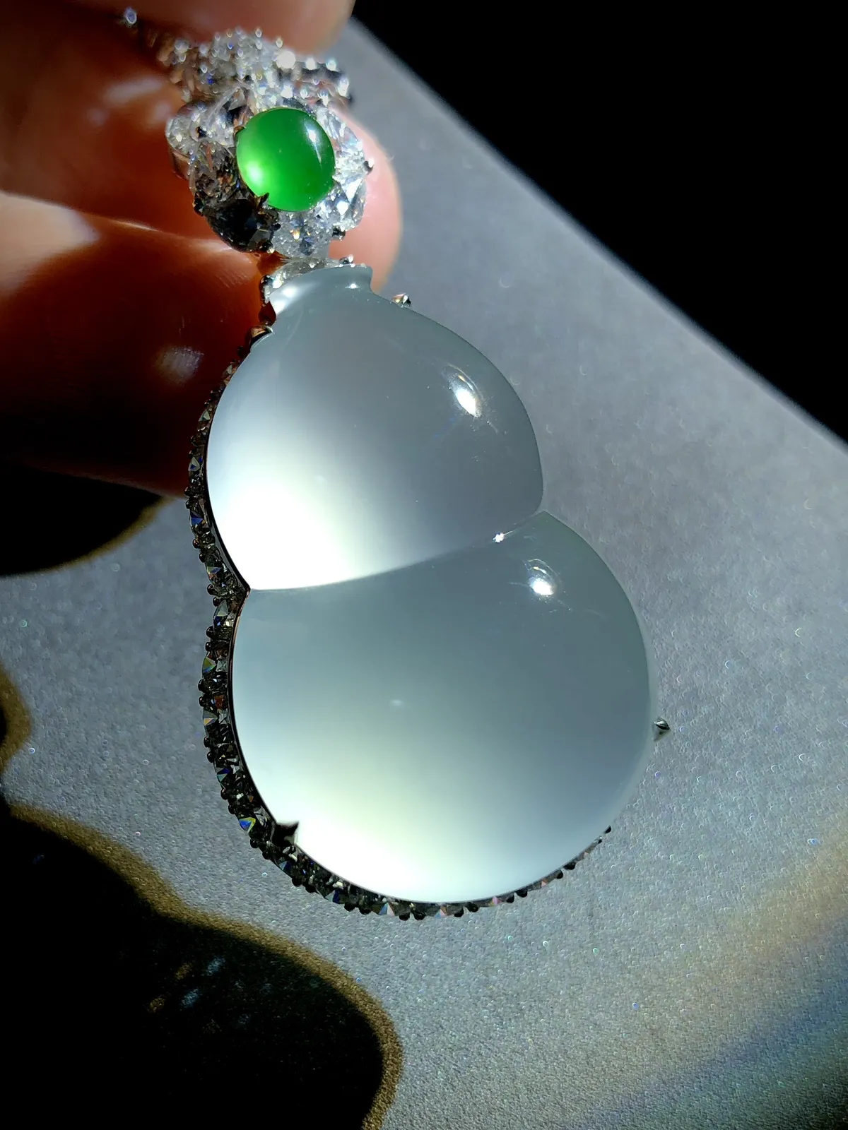 【福禄·葫芦】，裸石33.5-22-10.5mm，
整体46.5-24.5-13mm，18K金，南非钻，
翡翠绿蛋面，