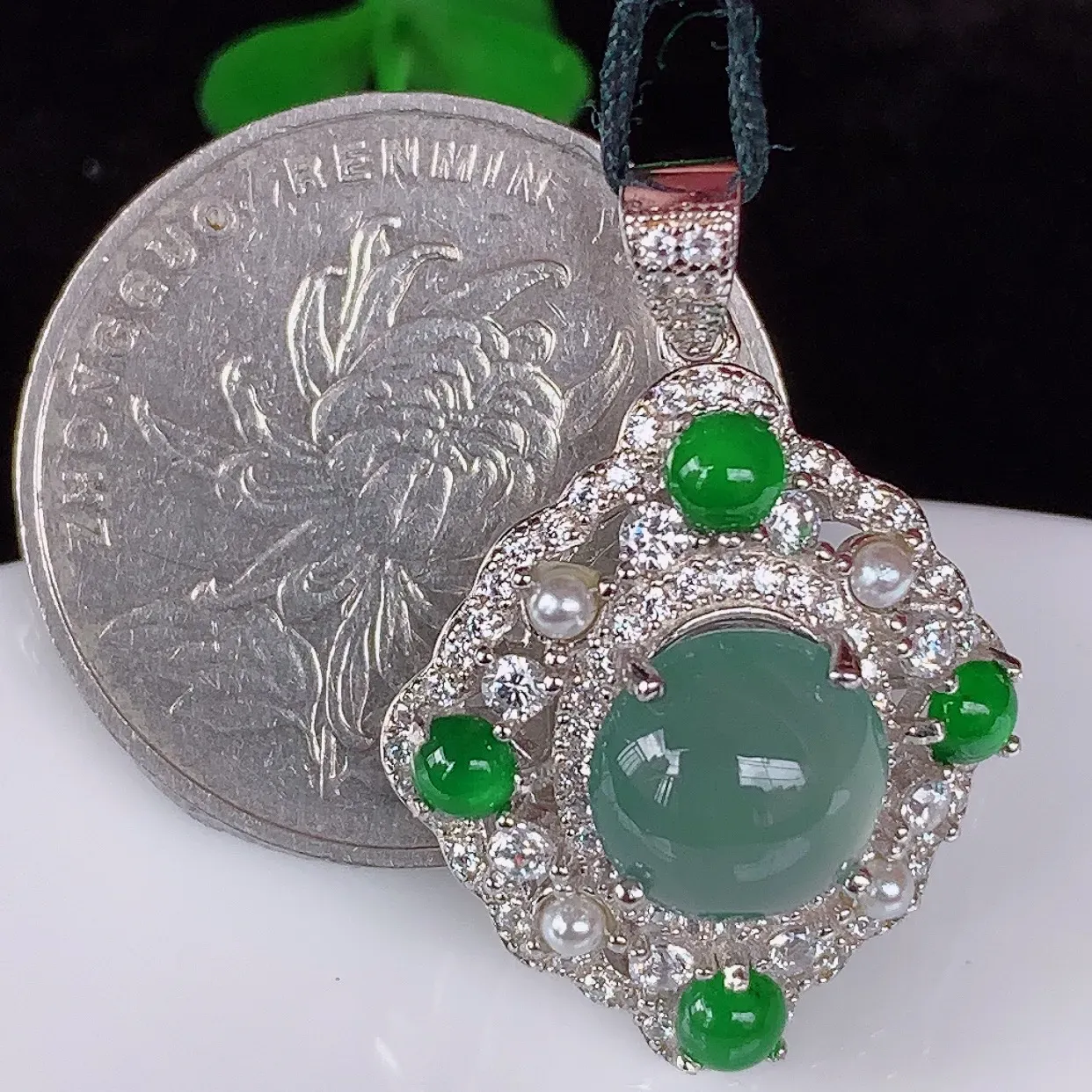 自然光实拍，冰透满色翡翠925银镶嵌蛋面吊坠，自然光实拍，翠色灵动，颜色漂亮，种老水足，品相佳，佩戴佳品！#97.22