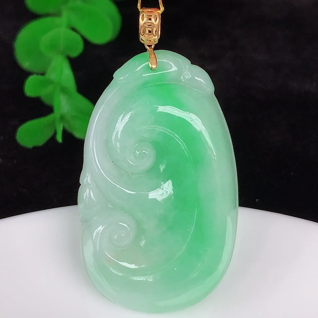 自然光实拍，18k金镶嵌冰糯种飘阳绿翡翠如意吊坠，寓意顺心如意，事事如意，吉祥如意，细腻饱满，色泽鲜