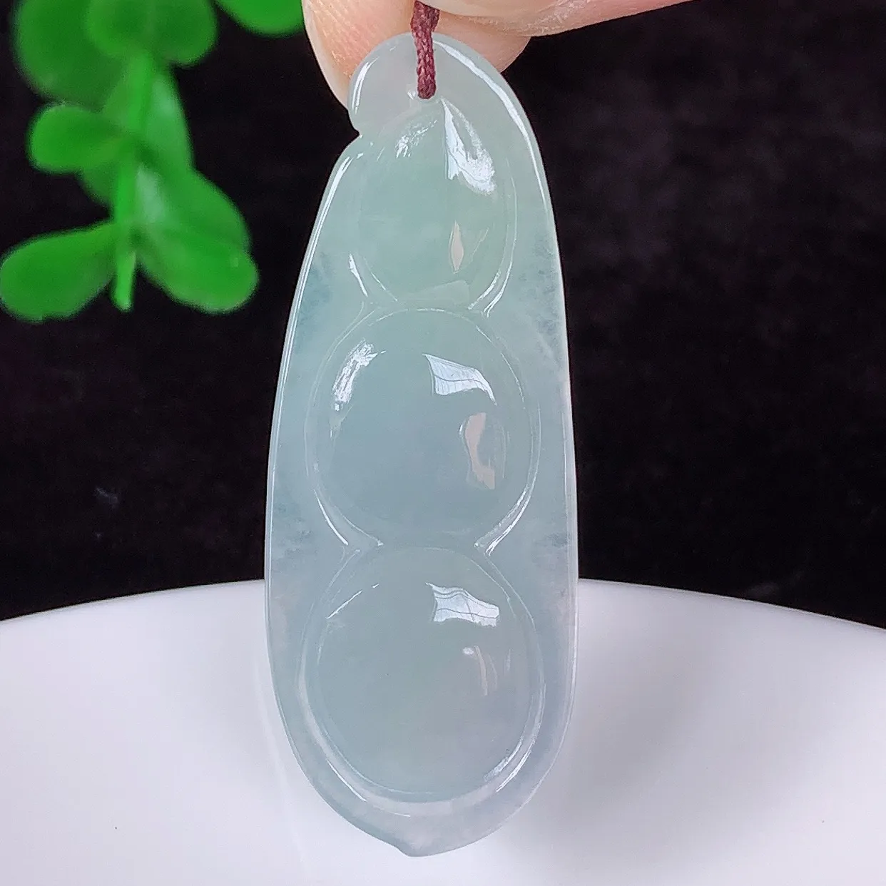 自然光实拍，冰润冰种翡翠四季豆吊坠，平安豆福豆玉坠，冰润通透，豆粒饱满，寓意：豆蔻年华！#46.20