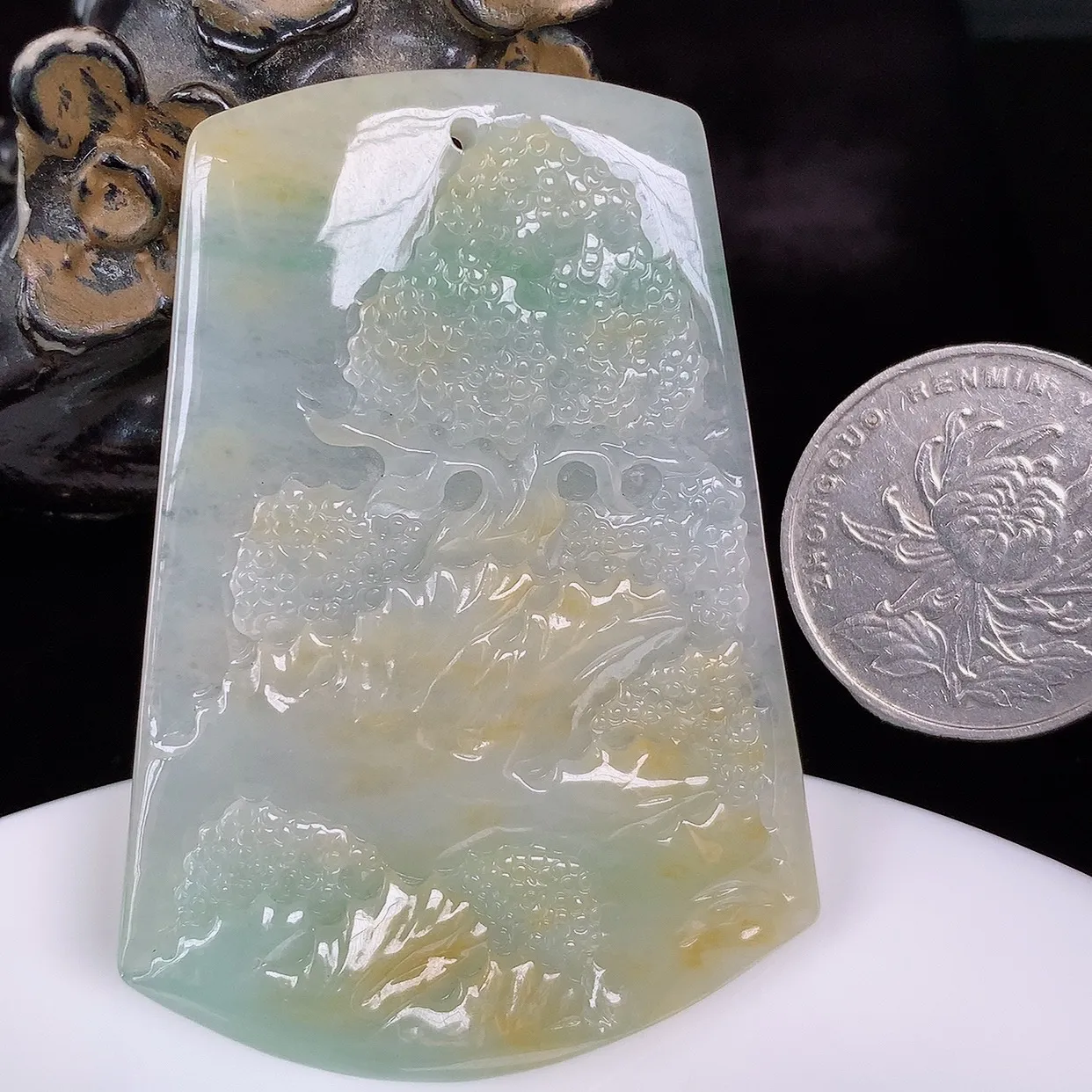 自然光实拍，大件冰润冰双彩黄加绿翡翠山水牌吊坠，翡翠山水，立体生动形象，山水素材布局合理，意境感佳，佩戴上身效果更高贵 #60.22