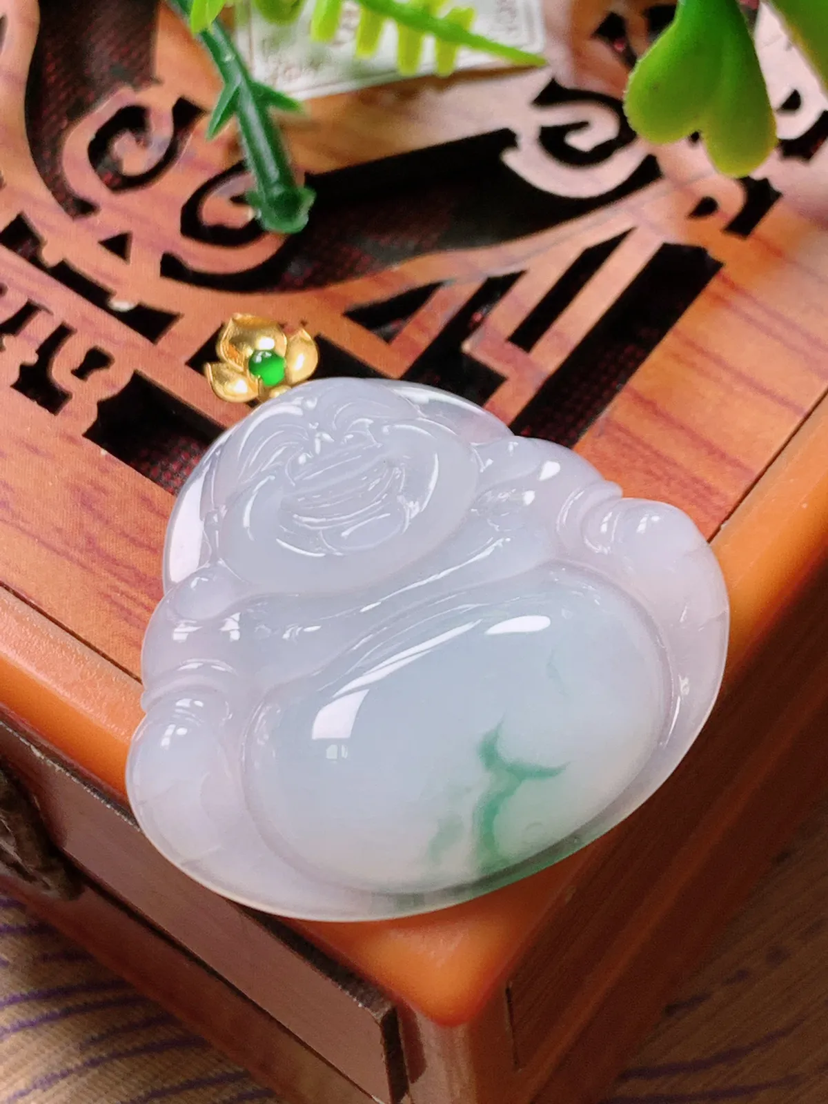 精品推荐，缅甸天然A货翡翠，18K金扣镶嵌冰种飘花佛公吊坠，种水好，颜色鲜艳，玉质水润细腻，工艺精湛