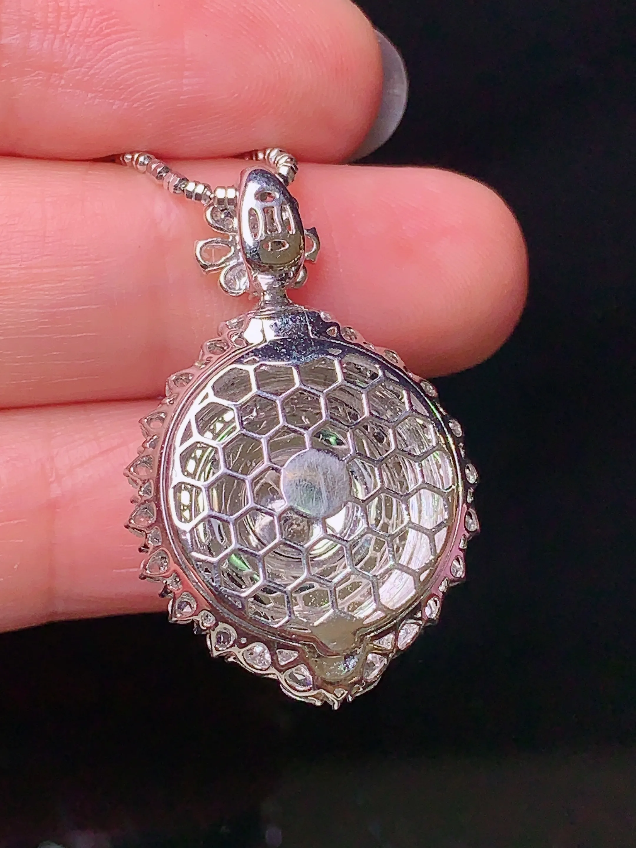 18k金钻镶嵌翠绿平安扣吊坠 玉质细腻 色泽艳丽 整体尺寸30.5*20*9.5