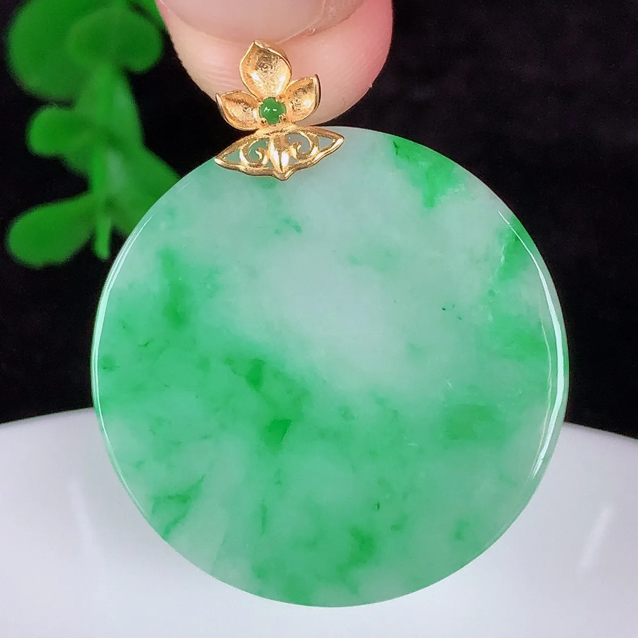 自然光实拍，18K金镶嵌水润冰糯种飘阳绿翡翠平安无事牌吊坠，翡翠无事牌，平平安安，无事牌翠色灵动，佩戴平安时尚！#00.22整体33.6*28*4裸石28*28