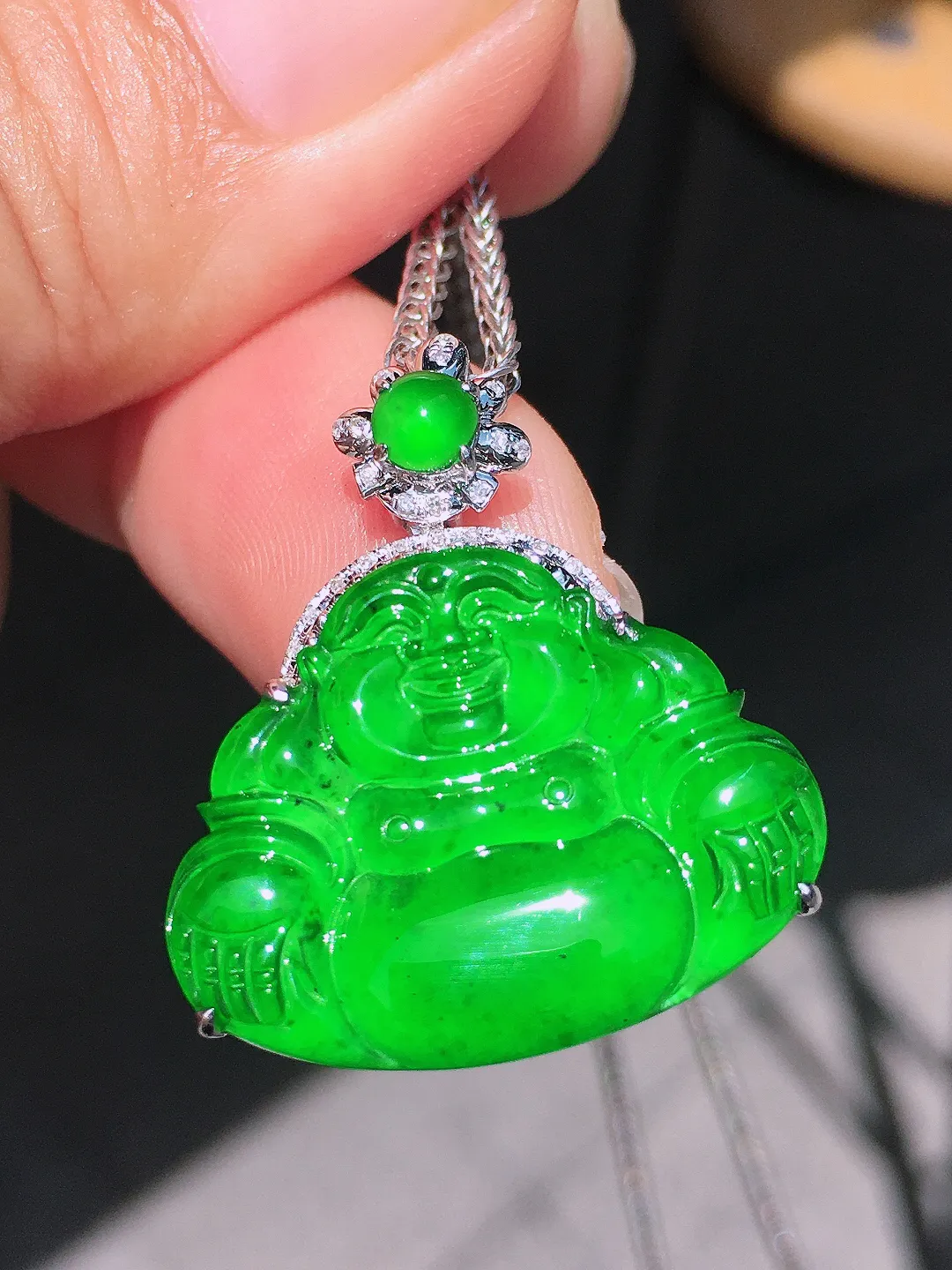 满绿佛公吊坠，色泽均匀浓郁，玉质细腻，荧光感超
强，饱满水润，气质满满。18k
金豪华镶嵌