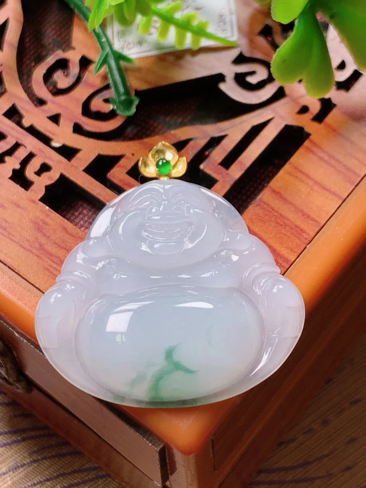 精品推荐，缅甸天然A货翡翠，18K金扣镶嵌冰种飘花佛公吊坠，种水好，颜色鲜艳，玉质水润细腻，工艺精湛，佩戴效果更佳。