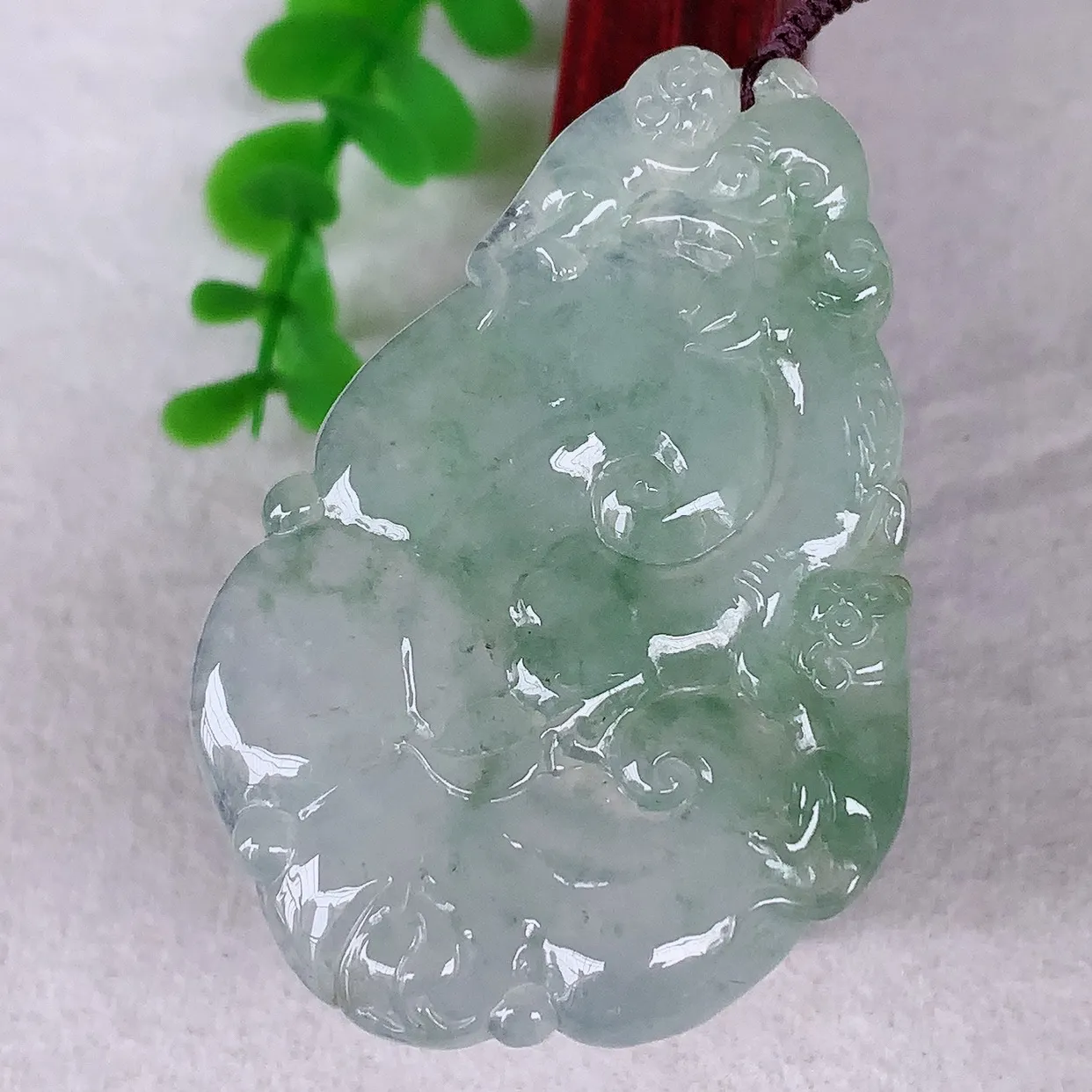 自然光实拍，大件冰种飘绿翡翠如意吊坠，翡翠如意，上身效果非常美 饱满大气，工艺美，万事如意，如意一生