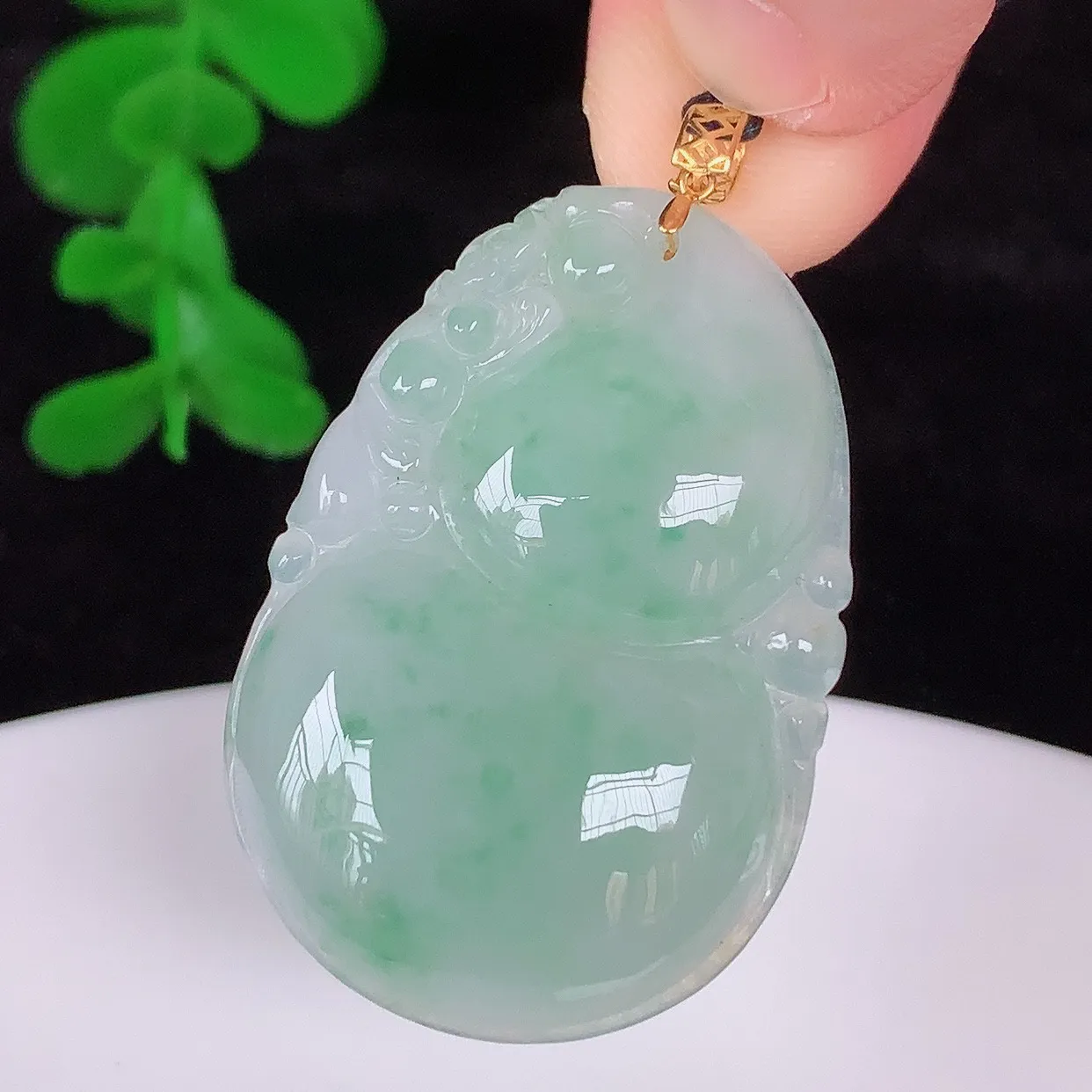 自然光实拍，18K金镶嵌冰飘绿花翡翠葫芦吊坠，翡翠葫芦，寓意福禄双全，财源滚滚，佩戴效果优雅迷人！#00.22