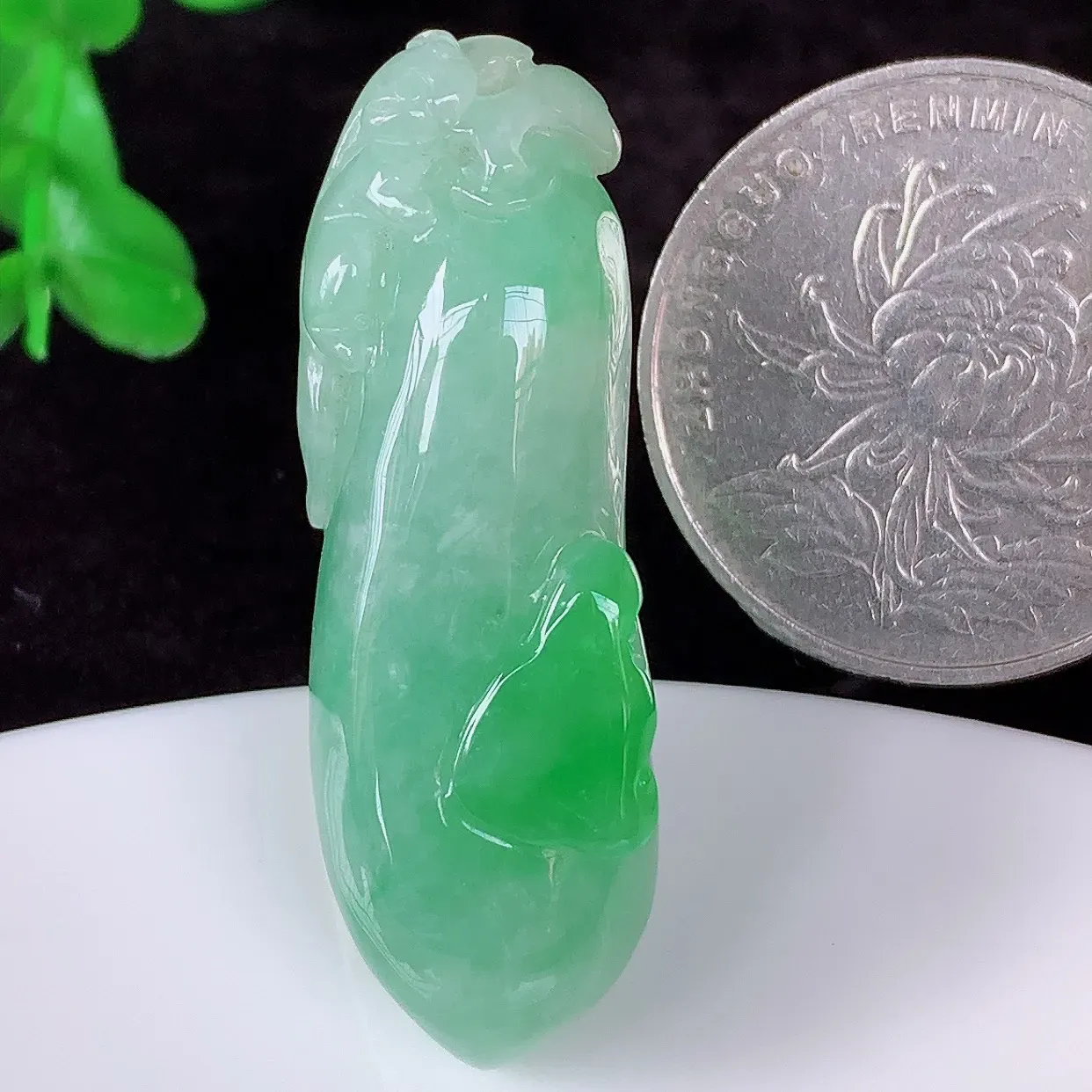 自然光实拍，冰润冰糯种飘阳绿翡翠招财福瓜吊坠，翡翠福瓜招财瓜，冰润且起胶感，佩戴效果优雅迷人！#05.20