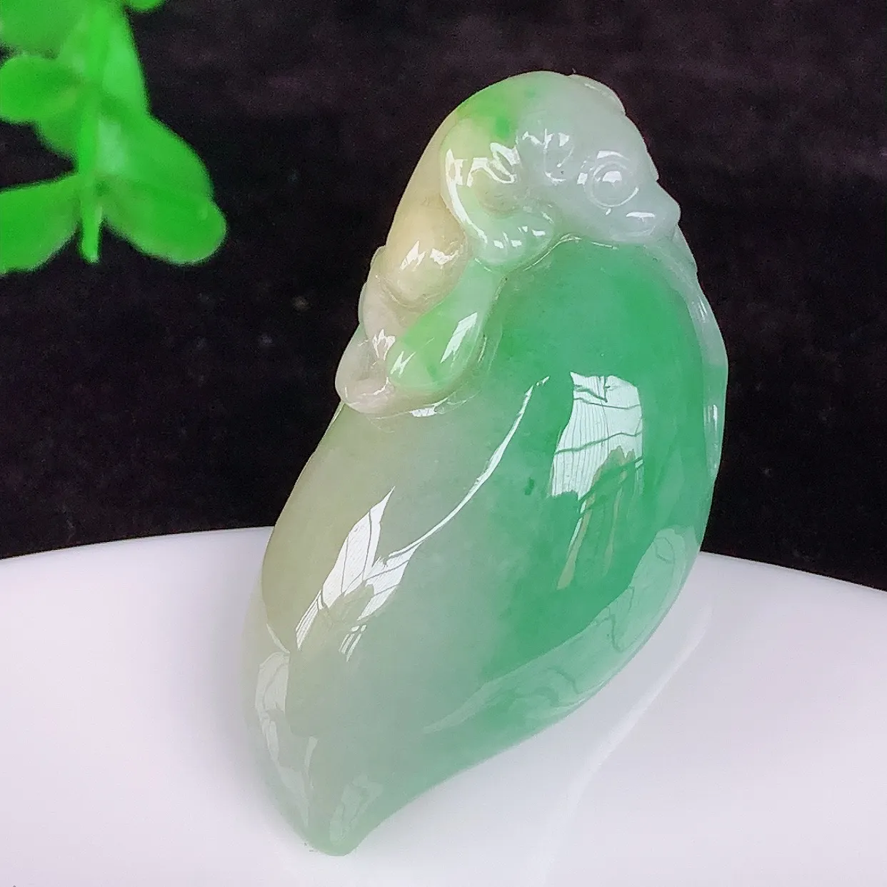自然光实拍，冰润冰糯种双彩黄加绿翡翠招财福瓜吊坠，翡翠福瓜招财瓜，冰润且起胶感，佩戴效果优雅迷人！#87.22