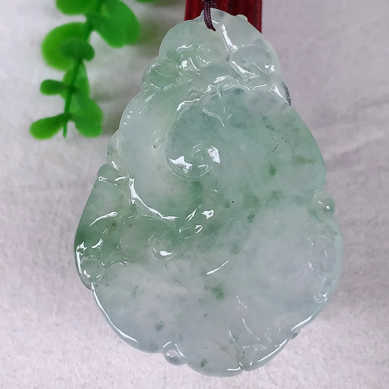 自然光实拍，大件冰种飘绿翡翠如意吊坠，翡翠如意，上身效果非常美 饱满大气，工艺美，万事如意，如意一生 #41.22