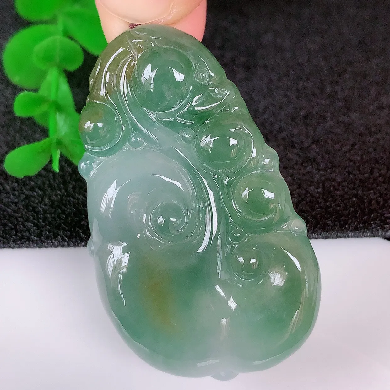 自然光实拍，冰润冰双彩黄加绿翡翠如意吊坠，翡翠如意，上身效果非常美，饱满大气，工艺美，万事如意，如意