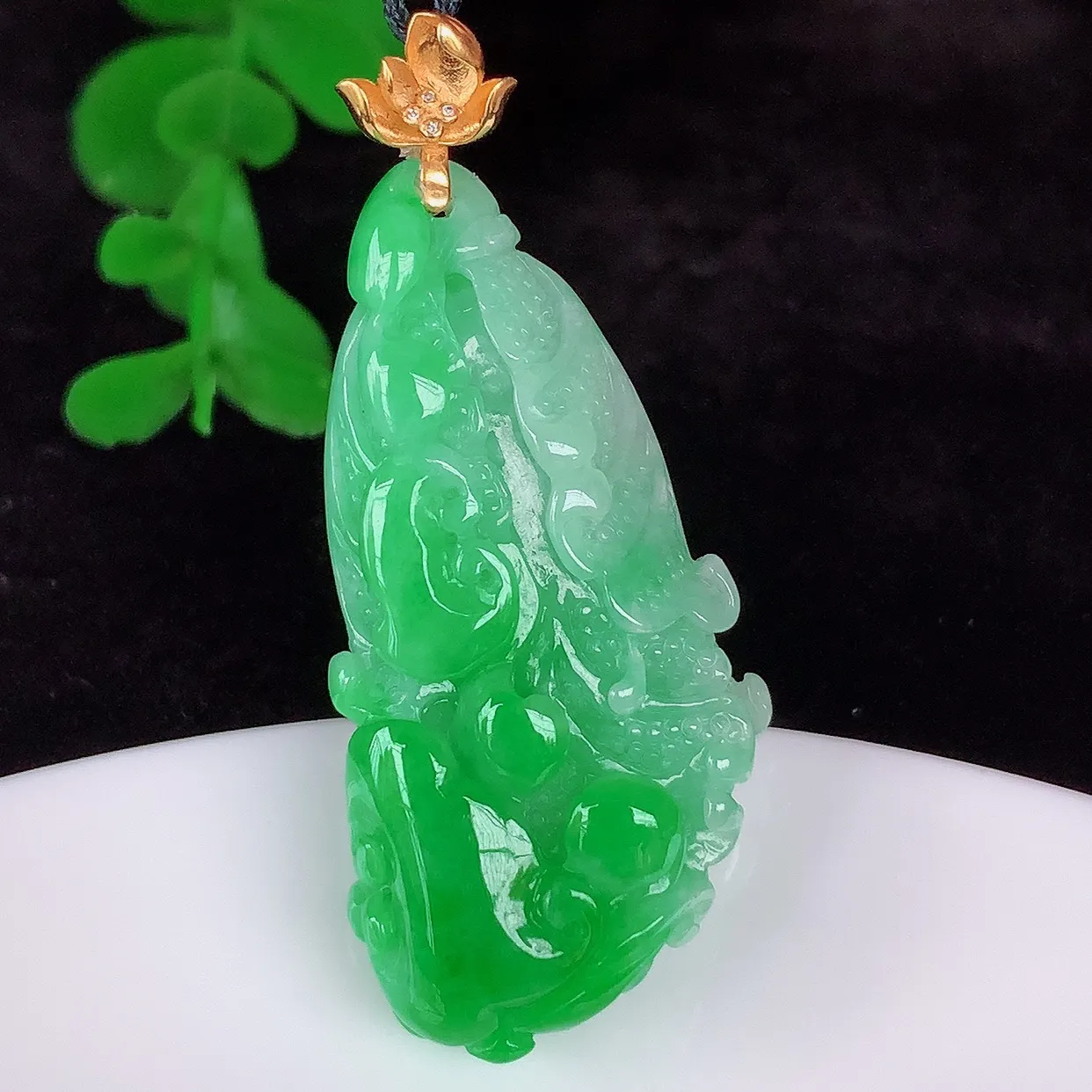 自然光实拍，18K金镶嵌冰润冰糯种飘阳绿翡翠招百财白菜吊坠，百财聚来，财源滚滚，色泽鲜艳，精工水润的白菜，性价比高！#1.22整体45*裸石39*19.5*10.8