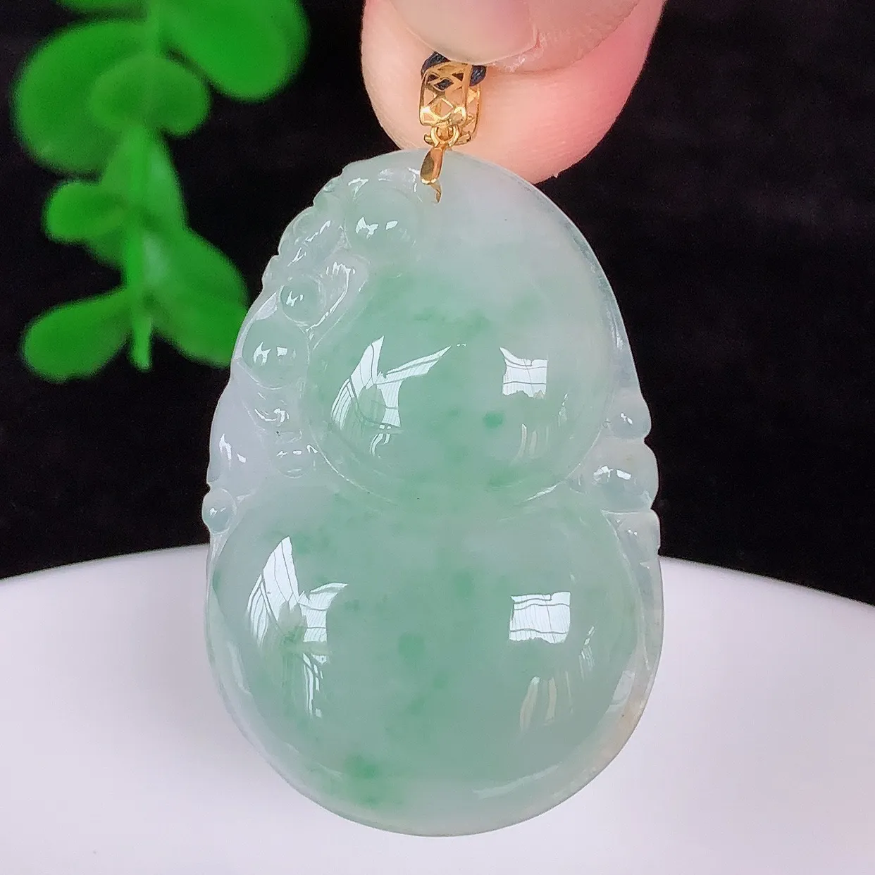 自然光实拍，18K金镶嵌冰飘绿花翡翠葫芦吊坠，翡翠葫芦，寓意福禄双全，财源滚滚，佩戴效果优雅迷人！#00.22