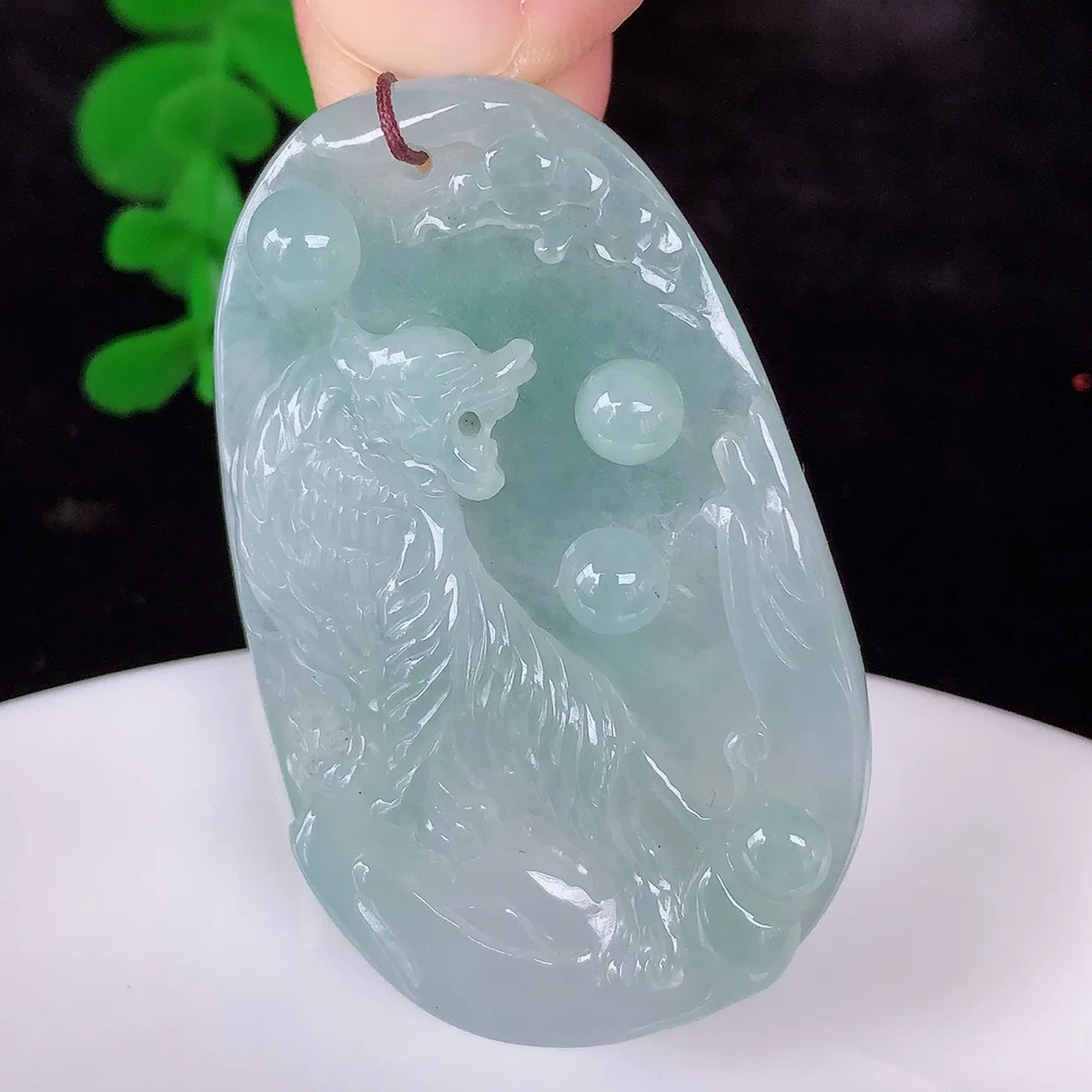 自然光实拍，冰润冰种飘绿翡翠虎虎生威吊坠，种老水足，翠色灵动，寓意美好，佩戴时尚出众！#57.22