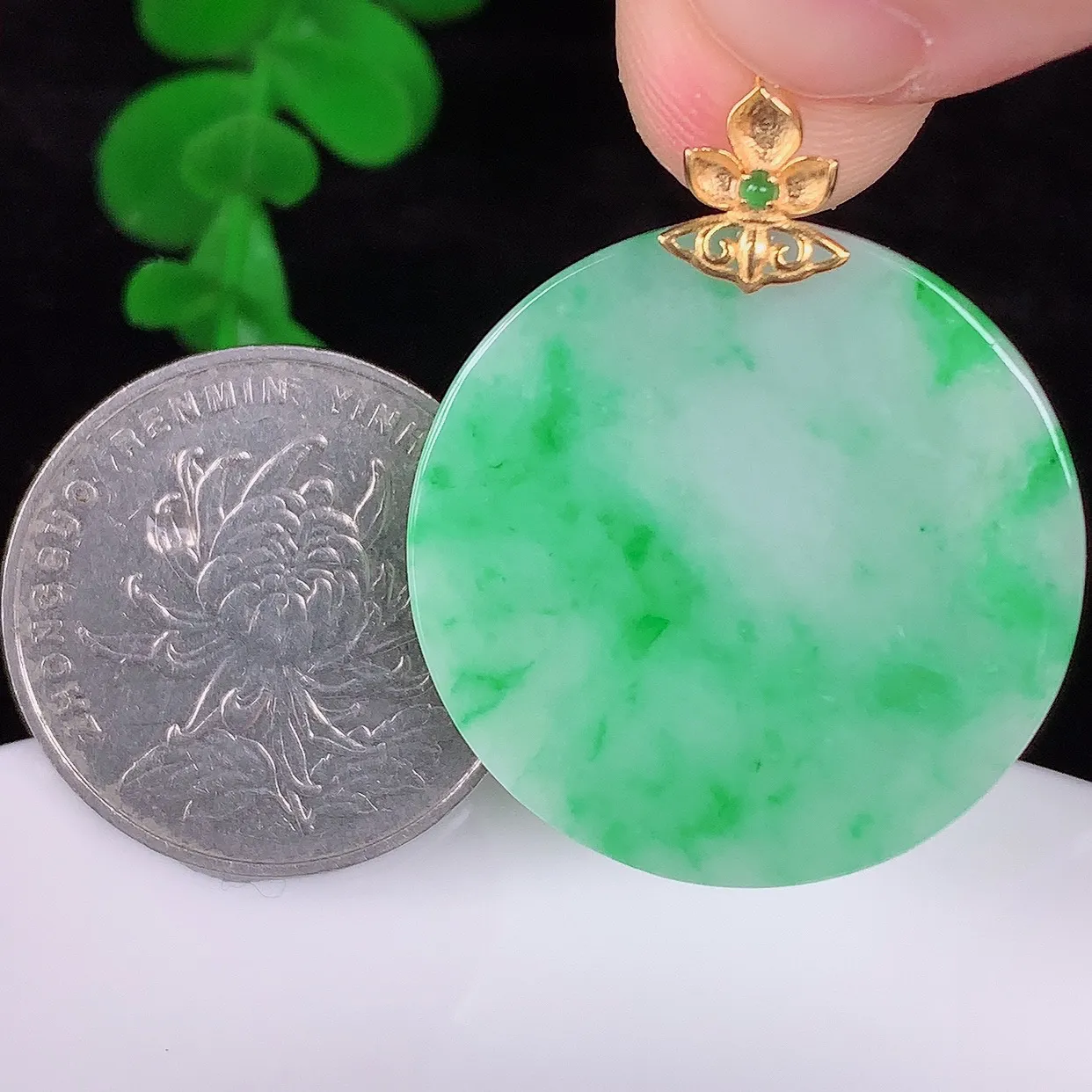 自然光实拍，18K金镶嵌水润冰糯种飘阳绿翡翠平安无事牌吊坠，翡翠无事牌，平平安安，无事牌翠色灵动，佩戴平安时尚！#00.22整体33.6*28*4裸石28*28