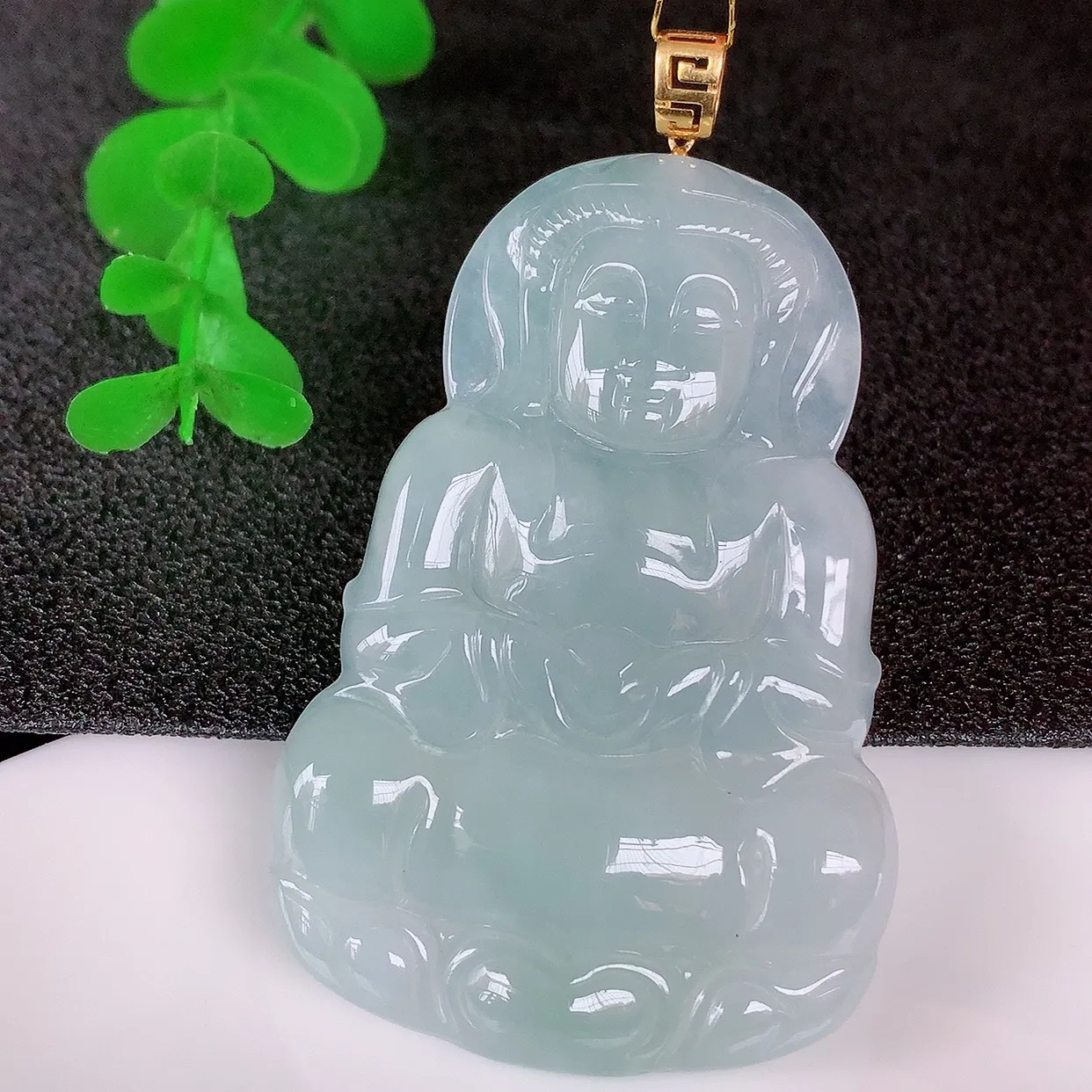 自然光实拍，18K金镶嵌大件冰种翡翠观音吊坠，赐福翡翠观音，翠色迷人，观音面相端庄，佩戴时尚出众！#35.22整体60.5*裸石52.8*36*5