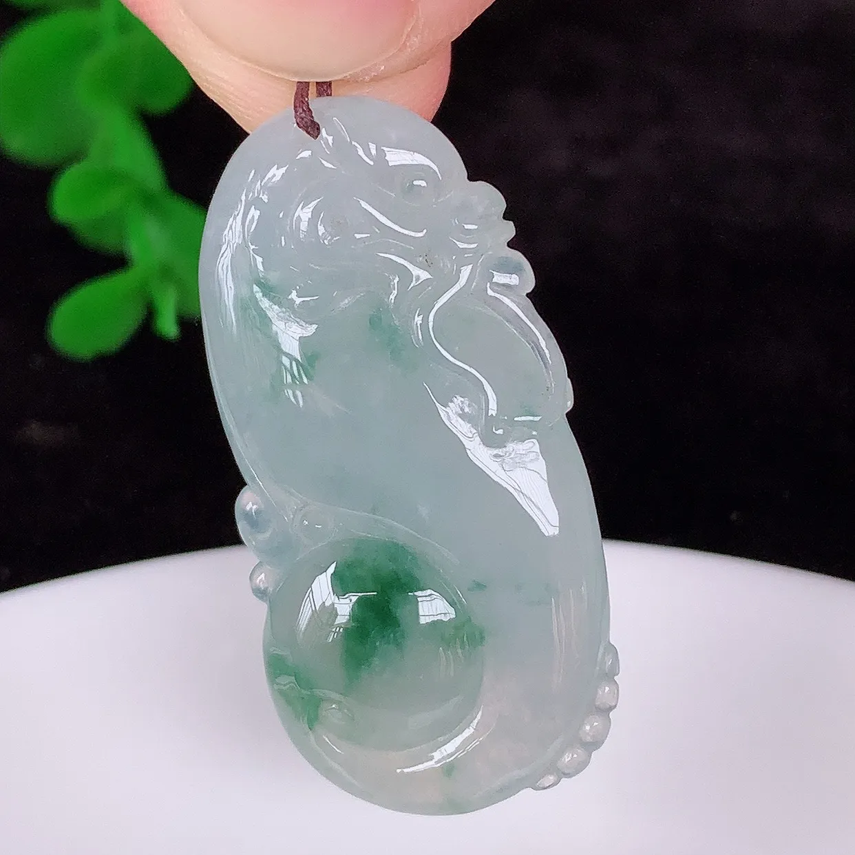 自然光实拍，冰种飘花翡翠精雕龙腾盛世、龙牌吊坠，种水好，雕工立体精致，佩戴霸气时尚！#87.22