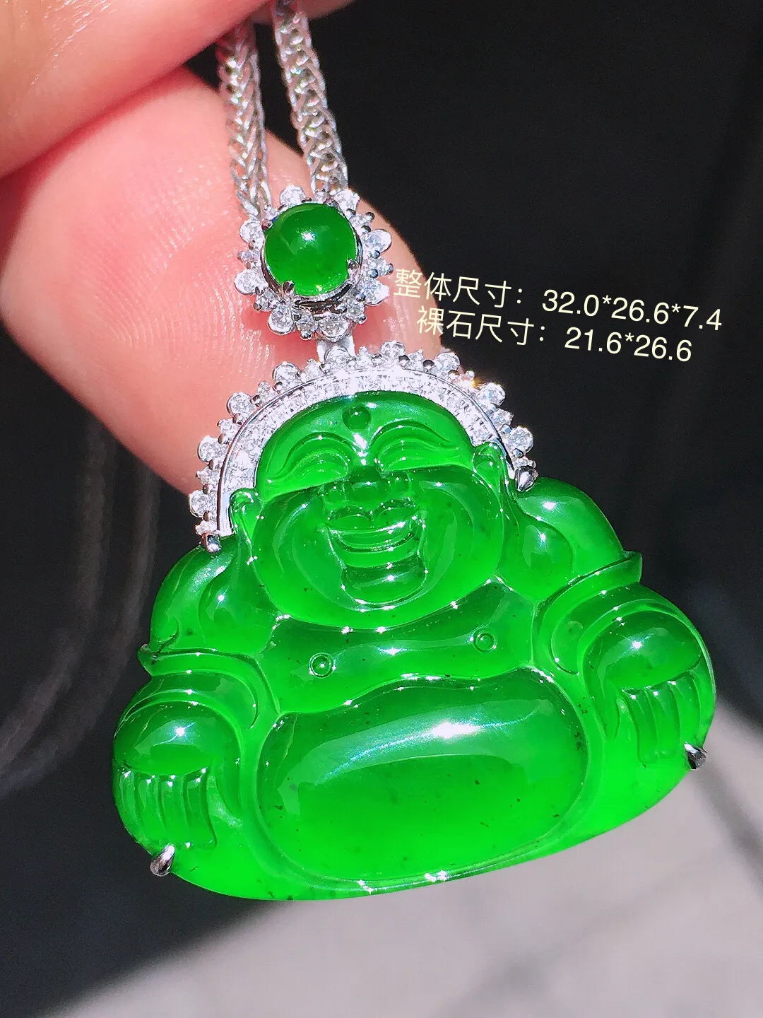 阳绿佛公吊坠，色泽均匀艳丽，玉质细腻，荧光感超
强，饱满水润，气质满满。18k
金豪华镶嵌
