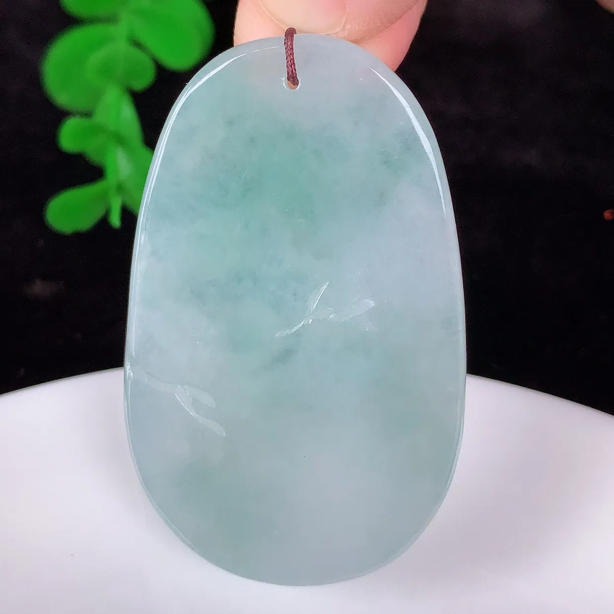 自然光实拍，冰润冰种飘绿翡翠虎虎生威吊坠，种老水足，翠色灵动，寓意美好，佩戴时尚出众！#57.22