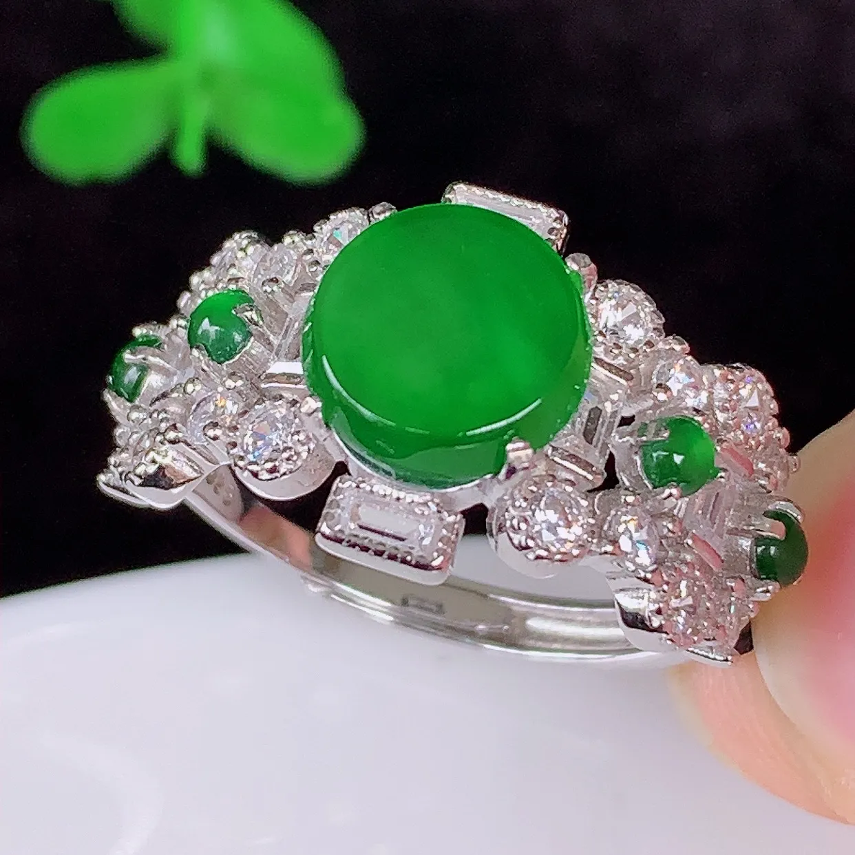 自然光实拍，冰透满绿翡翠925银镶嵌无事牌戒指，自然光实拍，翠色灵动，颜色漂亮，种老水足，品相佳，佩戴佳品！#97.20（圈口可调大小）