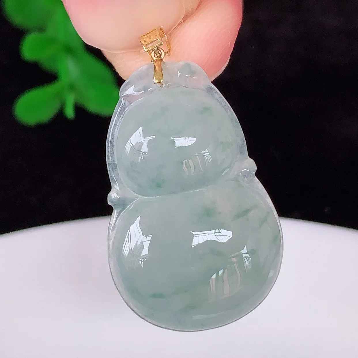 自然光实拍，18K金镶嵌冰种飘花翡翠葫芦吊坠，翡翠葫芦，寓意福禄双全，财源滚滚，佩戴效果优雅迷人！#49.22
