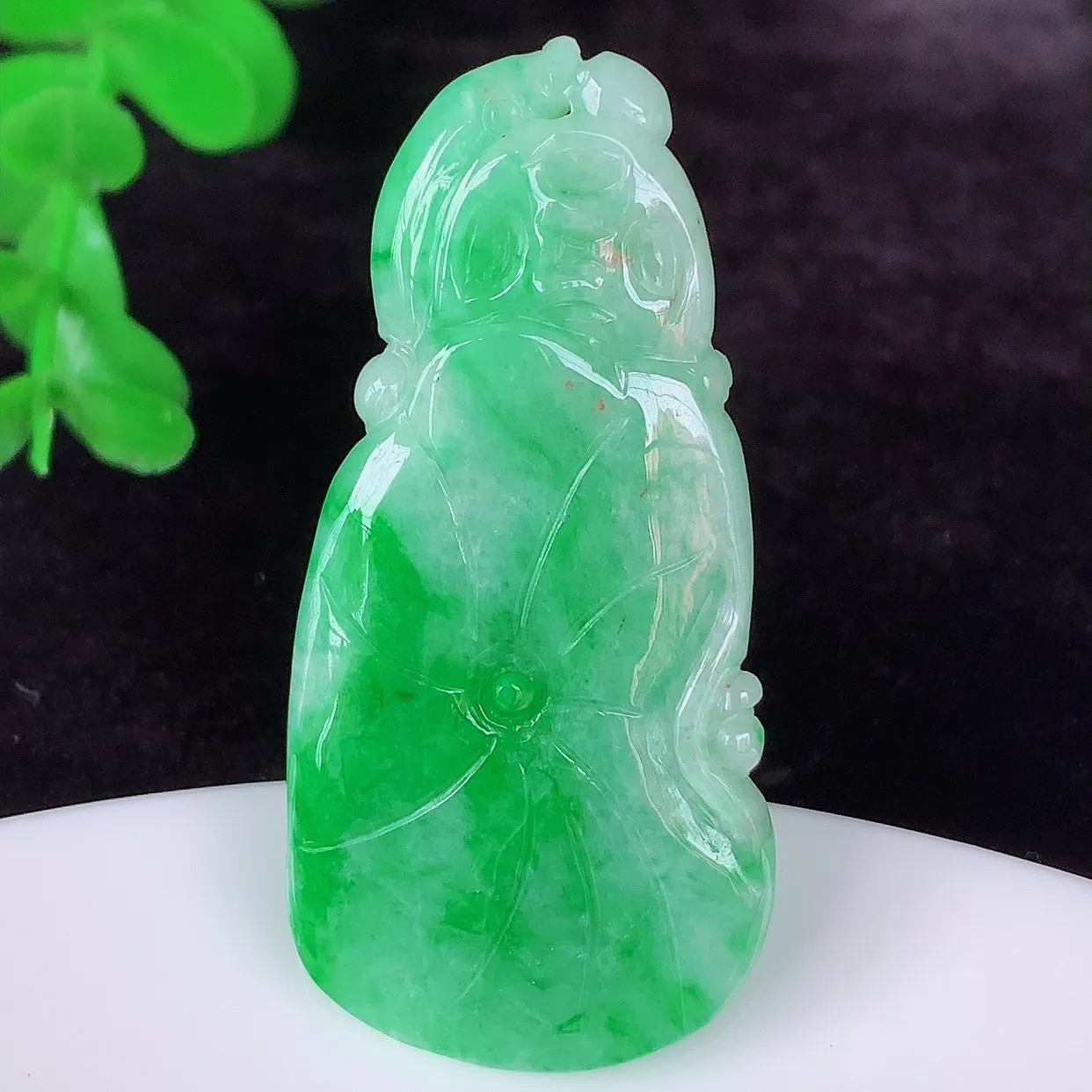 自然光实拍，冰糯种飘阳绿翡翠荷叶鱼、和和美美玉坠，财源广进，自然隐逸、荷本是素不着尘之物，有和美之寓意。#05.20