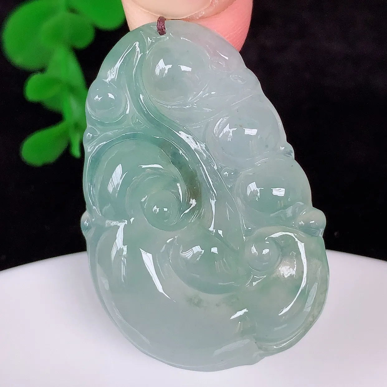 自然光实拍 冰种飘绿翡翠如意吊坠，翡翠如意，上身效果非常美，饱满大气，工艺美，万事如意，如意一生 #01.22