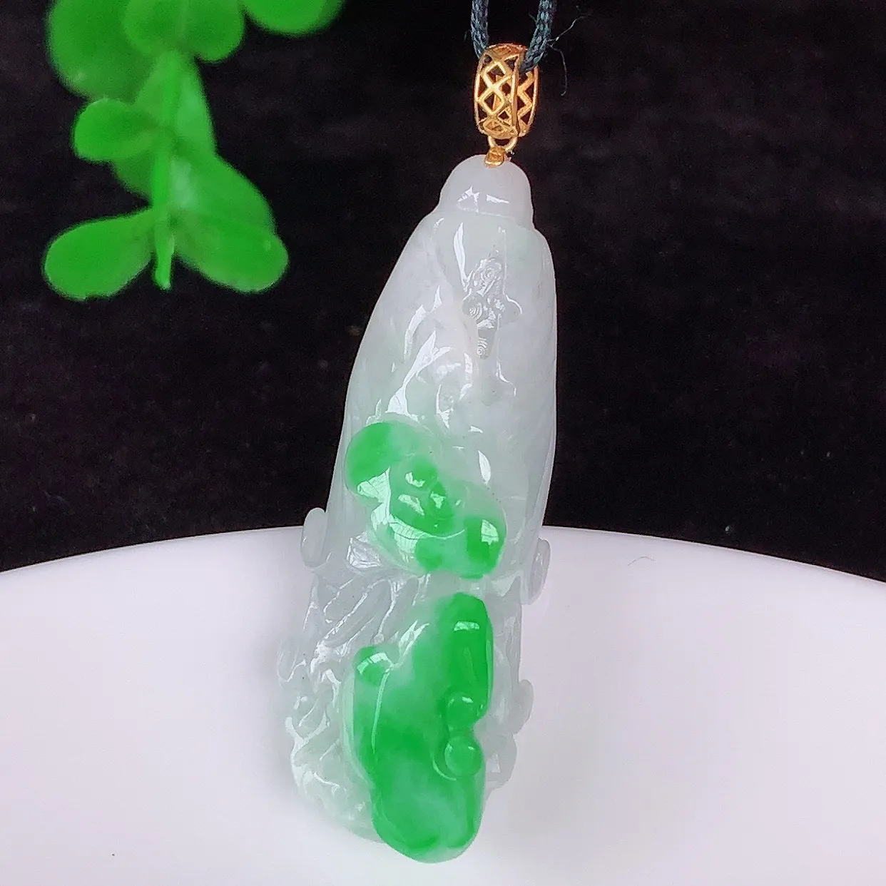 自然光实拍，18K金镶嵌冰润冰糯种飘阳绿翡翠招百财白菜吊坠，百财聚来，财源滚滚，色泽鲜艳，精工水润的白菜，性价比高！#1.22