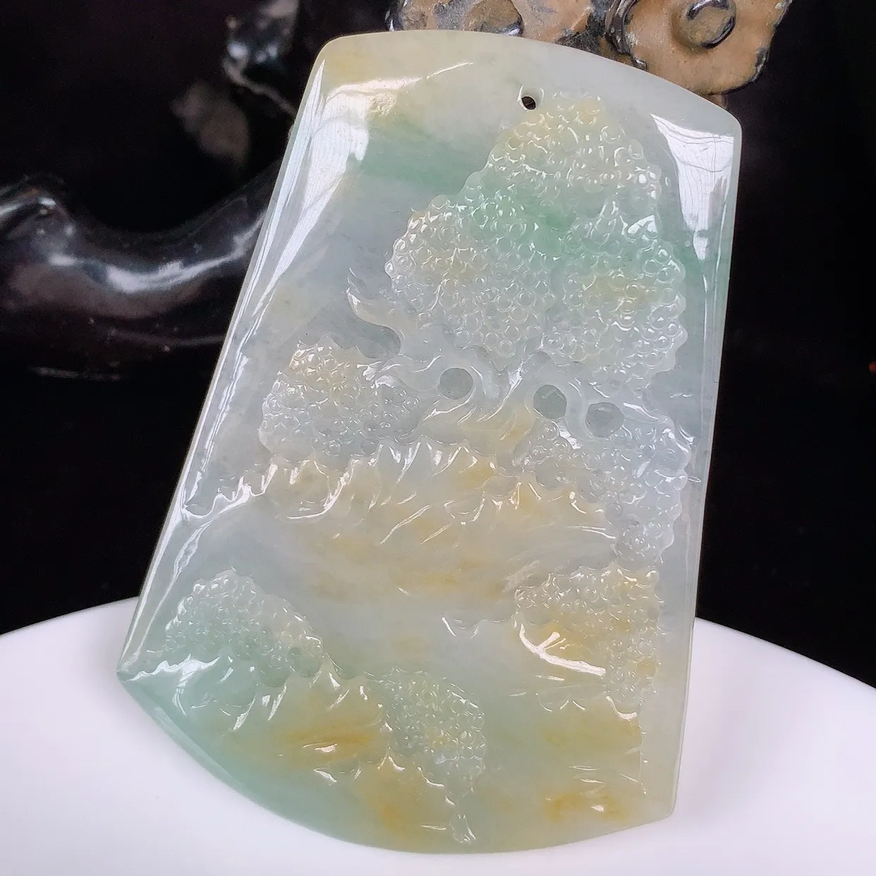 自然光实拍，大件冰润冰双彩黄加绿翡翠山水牌吊坠，翡翠山水，立体生动形象，山水素材布局合理，意境感佳，