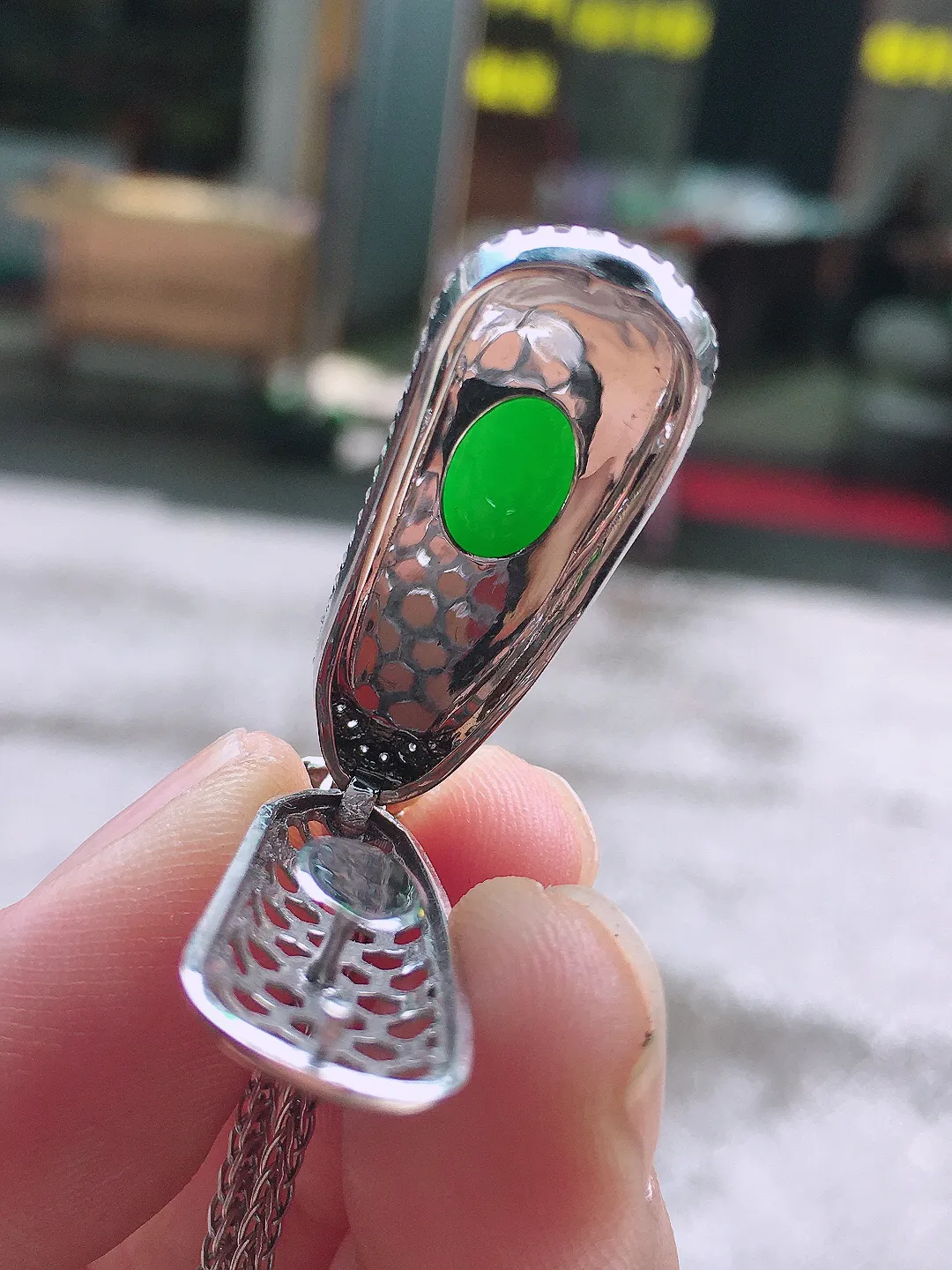 阳绿福瓜吊坠，色泽均匀艳丽，玉质细腻，荧光感超
强，饱满水润，气质满满。18k
金豪华镶嵌