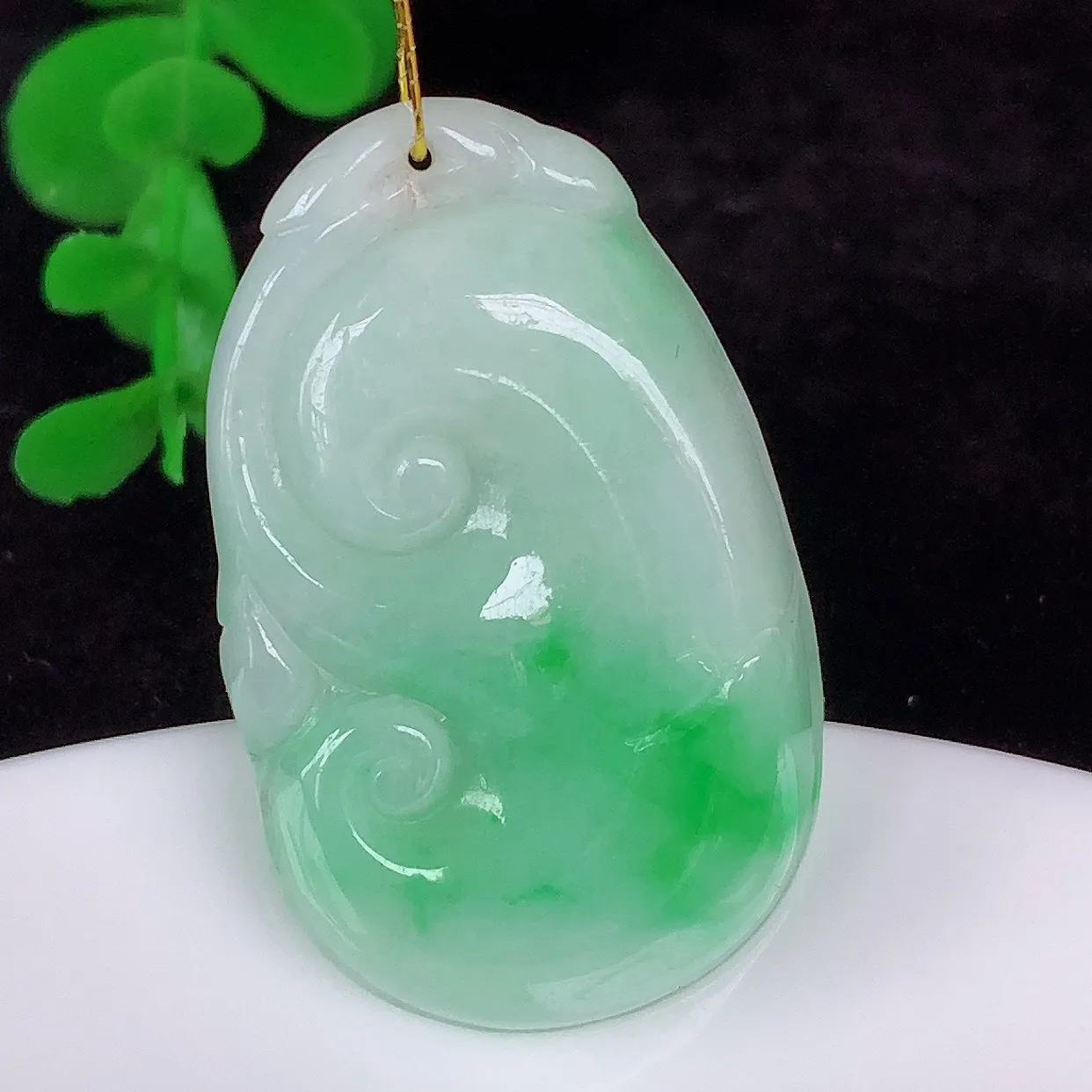 自然光实拍，冰糯种飘阳绿翡翠如意吊坠，翡翠如意，上身效果非常美，饱满大气，工艺美，万事如意，如意一生 #35.22