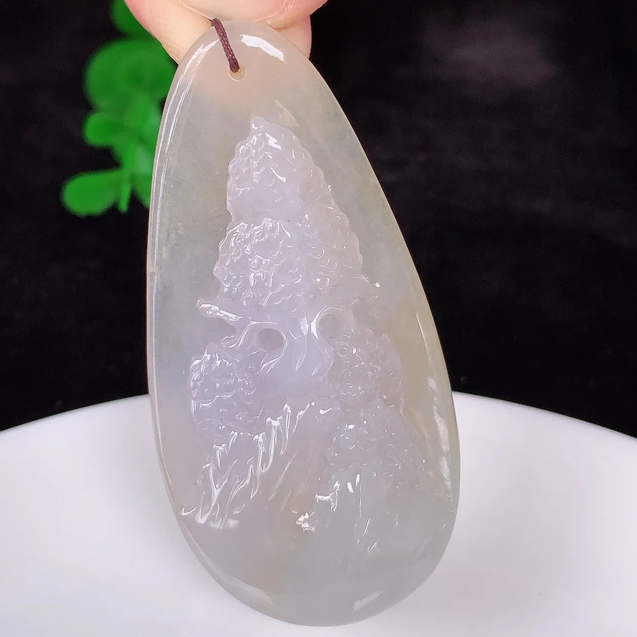 自然光实拍，冰润冰种黄翡翡翠山水牌吊坠，翡翠山水，立体生动形象，山水素材布局合理，意境感佳，佩戴上身
