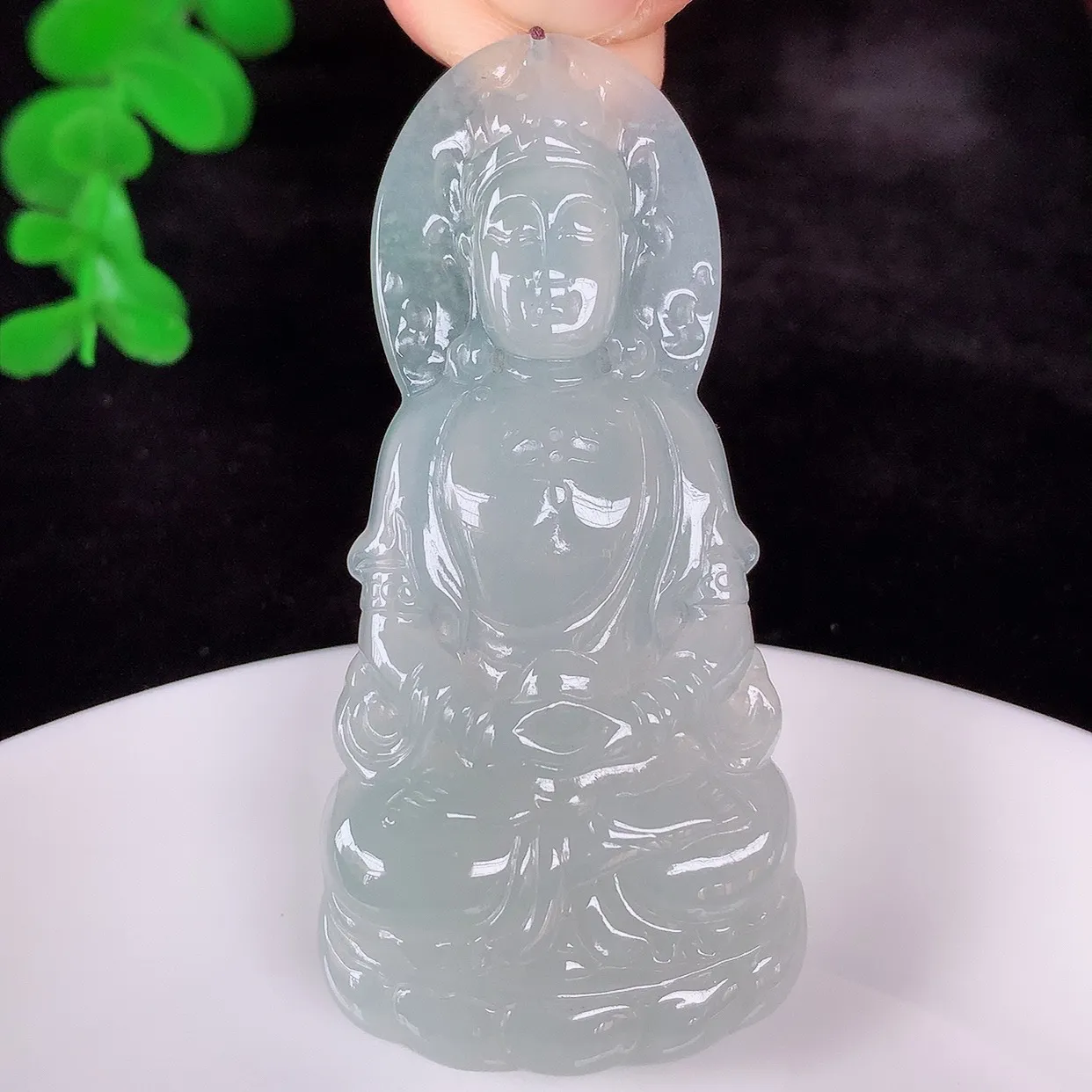 自然光实拍，大件冰种翡翠观音吊坠，赐福翡翠观音，翠色迷人，观音面相端庄，佩戴时尚出众！#41.22