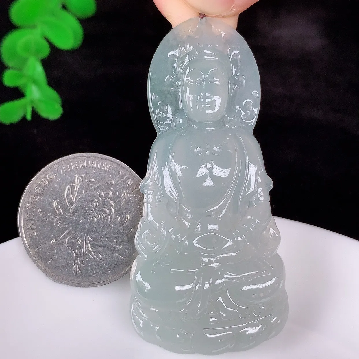 自然光实拍，大件冰种翡翠观音吊坠，赐福翡翠观音，翠色迷人，观音面相端庄，佩戴时尚出众！#41.22