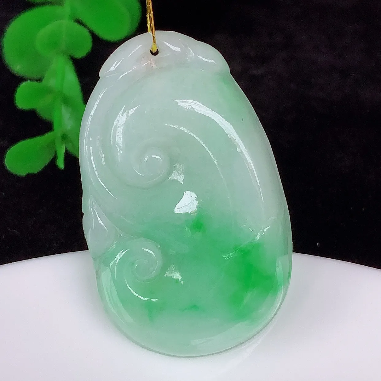 自然光实拍，冰糯种飘阳绿翡翠如意吊坠，翡翠如意，上身效果非常美，饱满大气，工艺美，万事如意，如意一生 #35.22