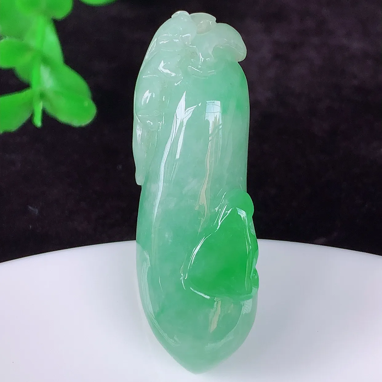 自然光实拍，冰润冰糯种飘阳绿翡翠招财福瓜吊坠，翡翠福瓜招财瓜，冰润且起胶感，佩戴效果优雅迷人！#05.20