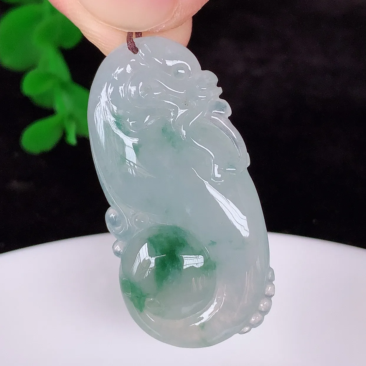 自然光实拍，冰种飘花翡翠精雕龙腾盛世、龙牌吊坠，种水好，雕工立体精致，佩戴霸气时尚！#87.22