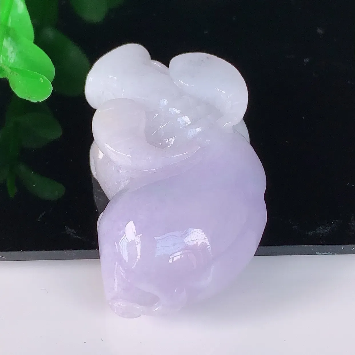 自然光实拍，冰润冰糯种紫罗兰翡翠生肖牛吊坠，牛气冲天，种老水足，翠色灵动，寓意美好，佩戴时尚出众！#41.20