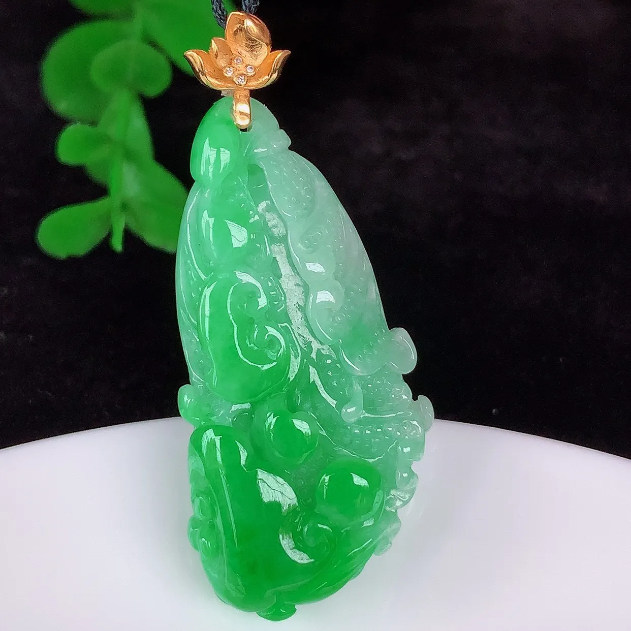 自然光实拍，18K金镶嵌冰润冰糯种飘阳绿翡翠招百财白菜吊坠，百财聚来，财源滚滚，色泽鲜艳，精工水润的白菜，性价比高！#1.22整体45*裸石39*19.5*10.8