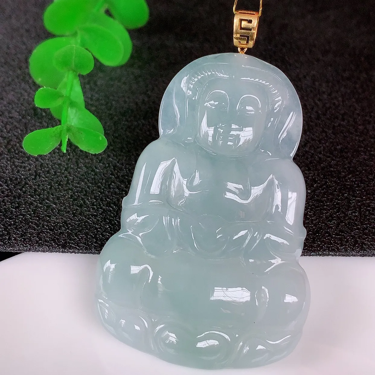 自然光实拍，18K金镶嵌大件冰种翡翠观音吊坠，赐福翡翠观音，翠色迷人，观音面相端庄，佩戴时尚出众！#