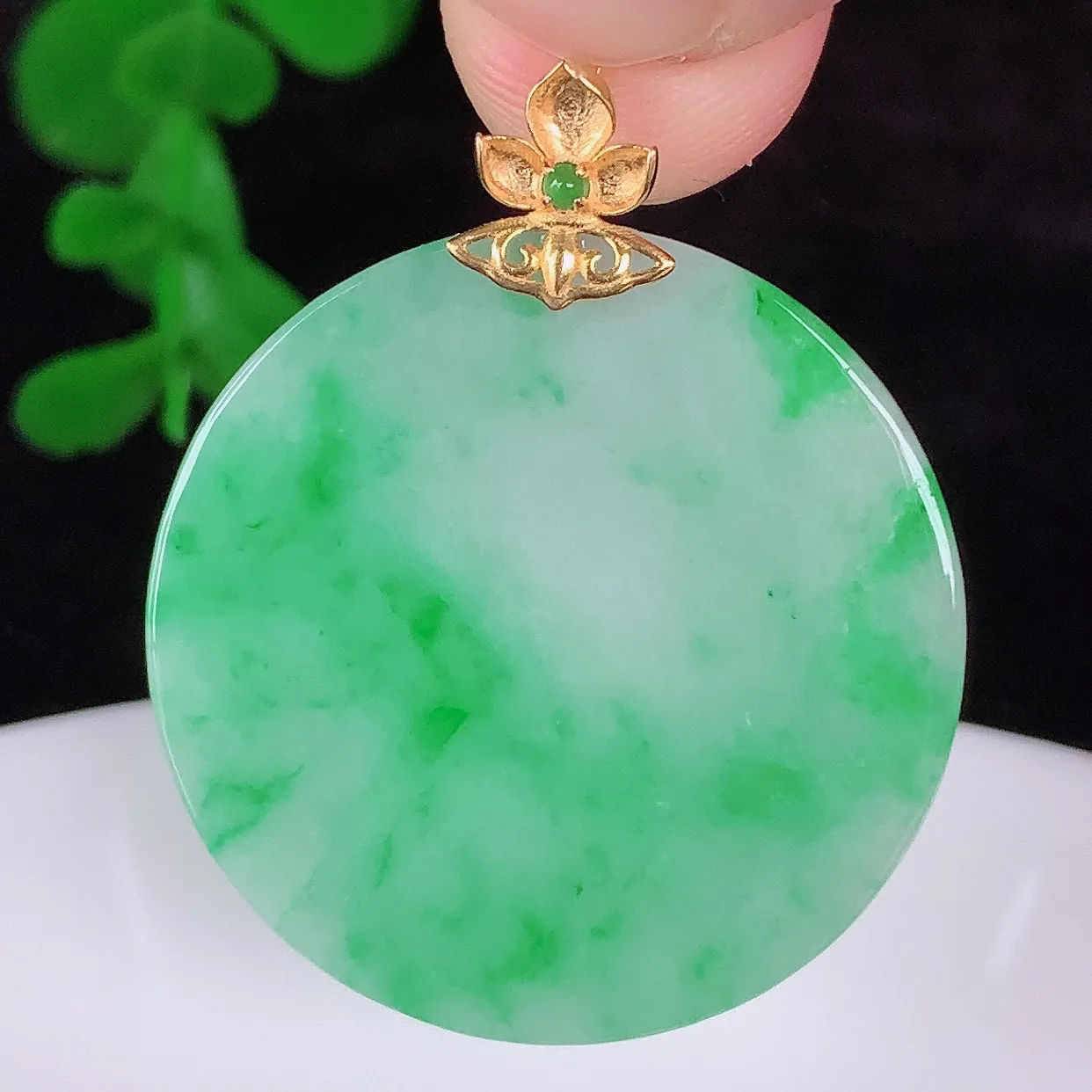 自然光实拍，18K金镶嵌水润冰糯种飘阳绿翡翠平安无事牌吊坠，翡翠无事牌，平平安安，无事牌翠色灵动，佩戴平安时尚！#00.22整体33.6*28*4裸石28*28